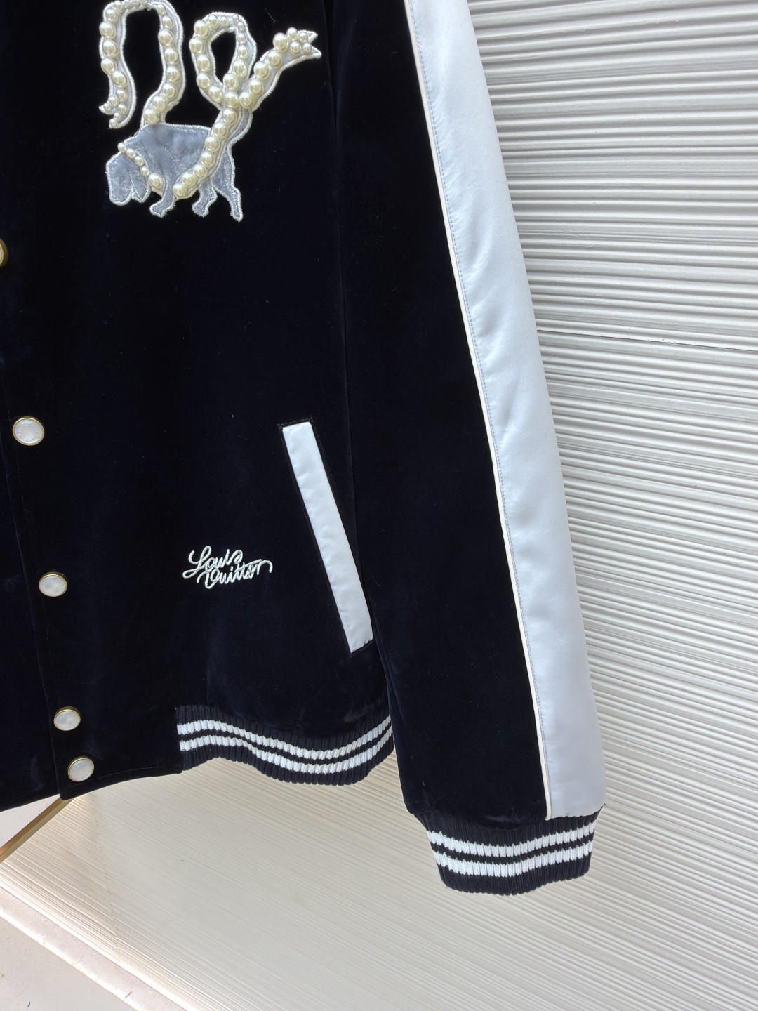 P365 LOUIS VUITTON 丝绒丹宁横须贺夹克
●原版：35500购入开发
●货号：1680974-C30
●面料：丝绒植绒面料
●工艺：洗水制作
●版型：宽松版型
●克重：约1250克
●尺码：46-48-50-52
●描述：35500购入开发，采用7*7叙纹植绒布，定制扁机罗纹，内里为人丝里布，洗水棉1000，定制1：1辅料配件，宽松版型。整体走线平直细腻，面料舒适柔软，颜色一致无色差 能与同款搭配营造时尚造型，驾驭各种场合，定制辅料，三标齐全，男女同款！