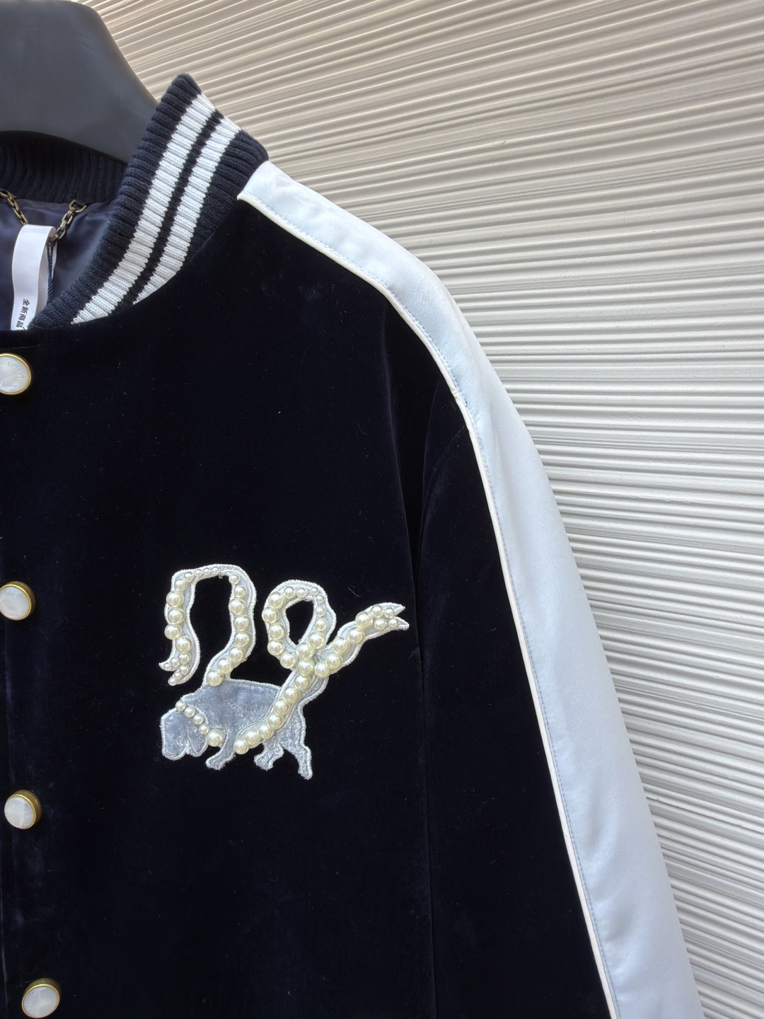 P365 LOUIS VUITTON 丝绒丹宁横须贺夹克
●原版：35500购入开发
●货号：1680974-C30
●面料：丝绒植绒面料
●工艺：洗水制作
●版型：宽松版型
●克重：约1250克
●尺码：46-48-50-52
●描述：35500购入开发，采用7*7叙纹植绒布，定制扁机罗纹，内里为人丝里布，洗水棉1000，定制1：1辅料配件，宽松版型。整体走线平直细腻，面料舒适柔软，颜色一致无色差 能与同款搭配营造时尚造型，驾驭各种场合，定制辅料，三标齐全，男女同款！