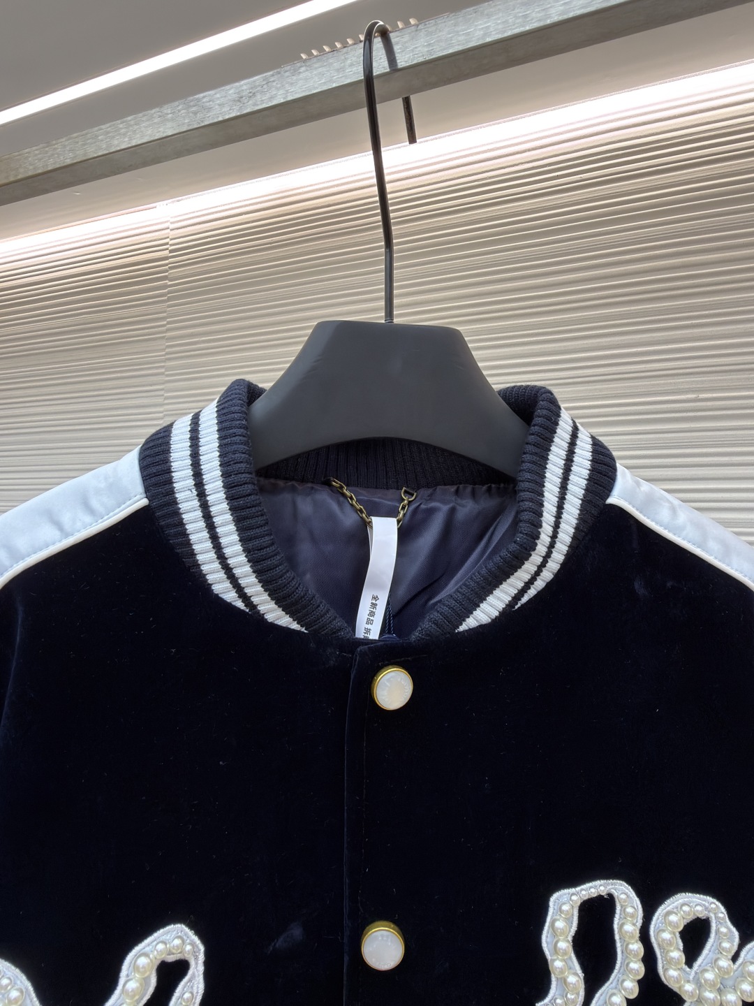 P365 LOUIS VUITTON 丝绒丹宁横须贺夹克
●原版：35500购入开发
●货号：1680974-C30
●面料：丝绒植绒面料
●工艺：洗水制作
●版型：宽松版型
●克重：约1250克
●尺码：46-48-50-52
●描述：35500购入开发，采用7*7叙纹植绒布，定制扁机罗纹，内里为人丝里布，洗水棉1000，定制1：1辅料配件，宽松版型。整体走线平直细腻，面料舒适柔软，颜色一致无色差 能与同款搭配营造时尚造型，驾驭各种场合，定制辅料，三标齐全，男女同款！