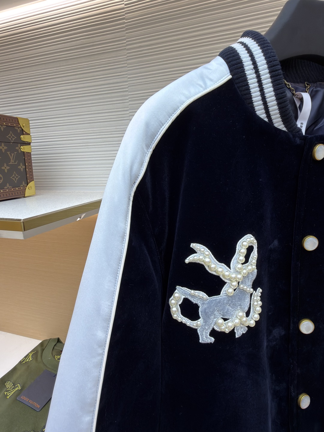 P365 LOUIS VUITTON 丝绒丹宁横须贺夹克
●原版：35500购入开发
●货号：1680974-C30
●面料：丝绒植绒面料
●工艺：洗水制作
●版型：宽松版型
●克重：约1250克
●尺码：46-48-50-52
●描述：35500购入开发，采用7*7叙纹植绒布，定制扁机罗纹，内里为人丝里布，洗水棉1000，定制1：1辅料配件，宽松版型。整体走线平直细腻，面料舒适柔软，颜色一致无色差 能与同款搭配营造时尚造型，驾驭各种场合，定制辅料，三标齐全，男女同款！