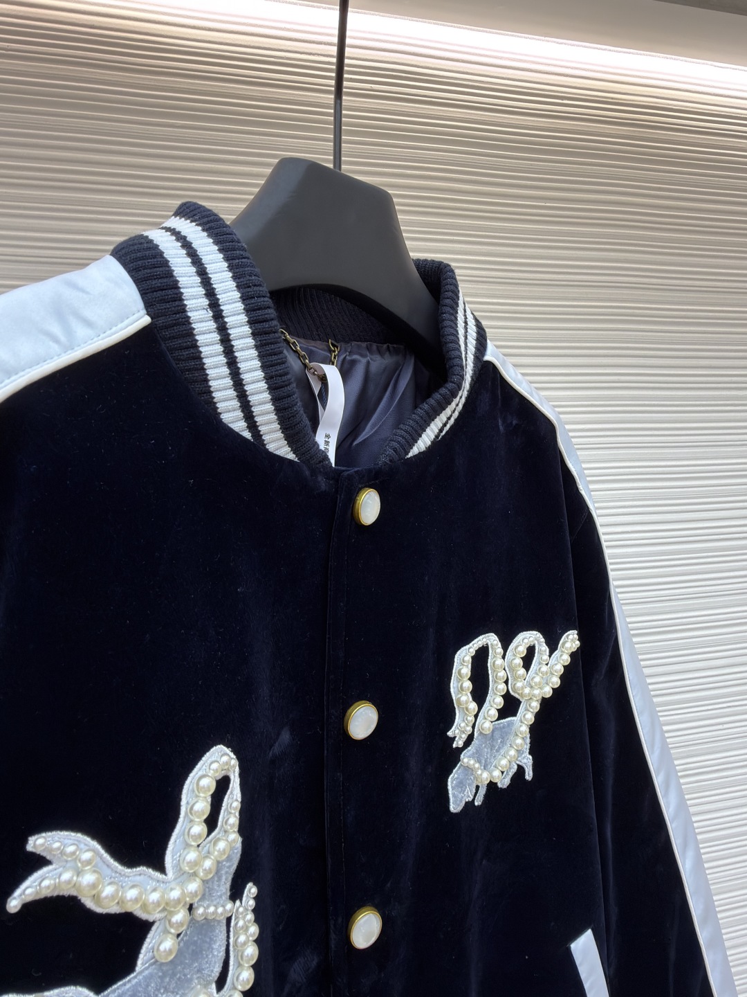 P365 LOUIS VUITTON 丝绒丹宁横须贺夹克
●原版：35500购入开发
●货号：1680974-C30
●面料：丝绒植绒面料
●工艺：洗水制作
●版型：宽松版型
●克重：约1250克
●尺码：46-48-50-52
●描述：35500购入开发，采用7*7叙纹植绒布，定制扁机罗纹，内里为人丝里布，洗水棉1000，定制1：1辅料配件，宽松版型。整体走线平直细腻，面料舒适柔软，颜色一致无色差 能与同款搭配营造时尚造型，驾驭各种场合，定制辅料，三标齐全，男女同款！