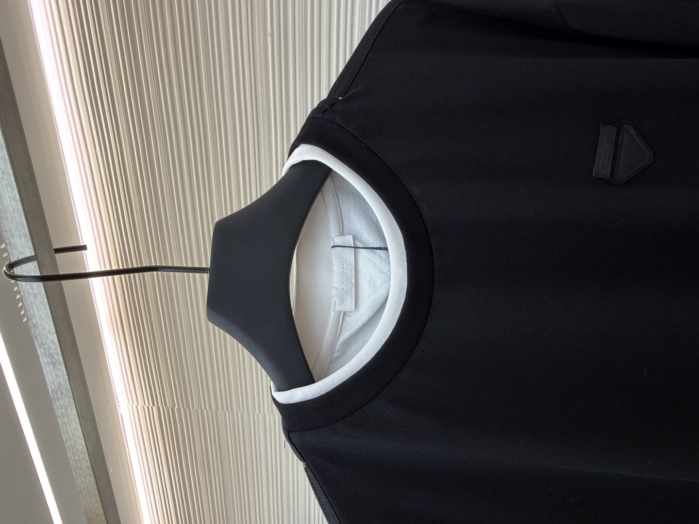 P140 Prada 三角标假两件长袖
●原版：6670购入开发
●货号：1680979-A20
●面料：精梳棉面料
●工艺：激光烧花制作
●版型：合身版型
●克重：约315克
●尺码：S-M-L
●描述：根据原版定制纱线，以达到特定的克重（200g/㎡）、厚度、韧性和手感。200克的重量确保了衣物具有良好的垂坠感和挺括度，不会轻飘也不会笨重。 “精梳” 工艺去除了棉纤维中的短绒和杂质，使得纱线更顺滑、强韧，织出的面料表面光洁、不易起球、触感细腻。“定染” 确保了颜色是专属且一致的，色彩饱和度与面料质感完美匹配，呈现出高级的单一色调。“假两件”设计是工艺智慧的体现。它并非简单地将两片布缝在一起，而是通过精密的一体化剪裁和拼接，模拟出两件衣物叠穿的层次效果。其复杂性在于无痕衔接：在领口、袖口和下摆处的拼接必须天衣无缝，模拟出内搭衣物的自然露出状态。这需要对不同面料的模拟拼接处进行特殊的滚边或压胶处理，使其边缘平整、过渡自然。整体走线平直细腻，面料舒适柔软，颜色一致无色差 能与同款搭配营造时尚造型，驾驭各种场合，定制辅料，三标齐全，男女同款！