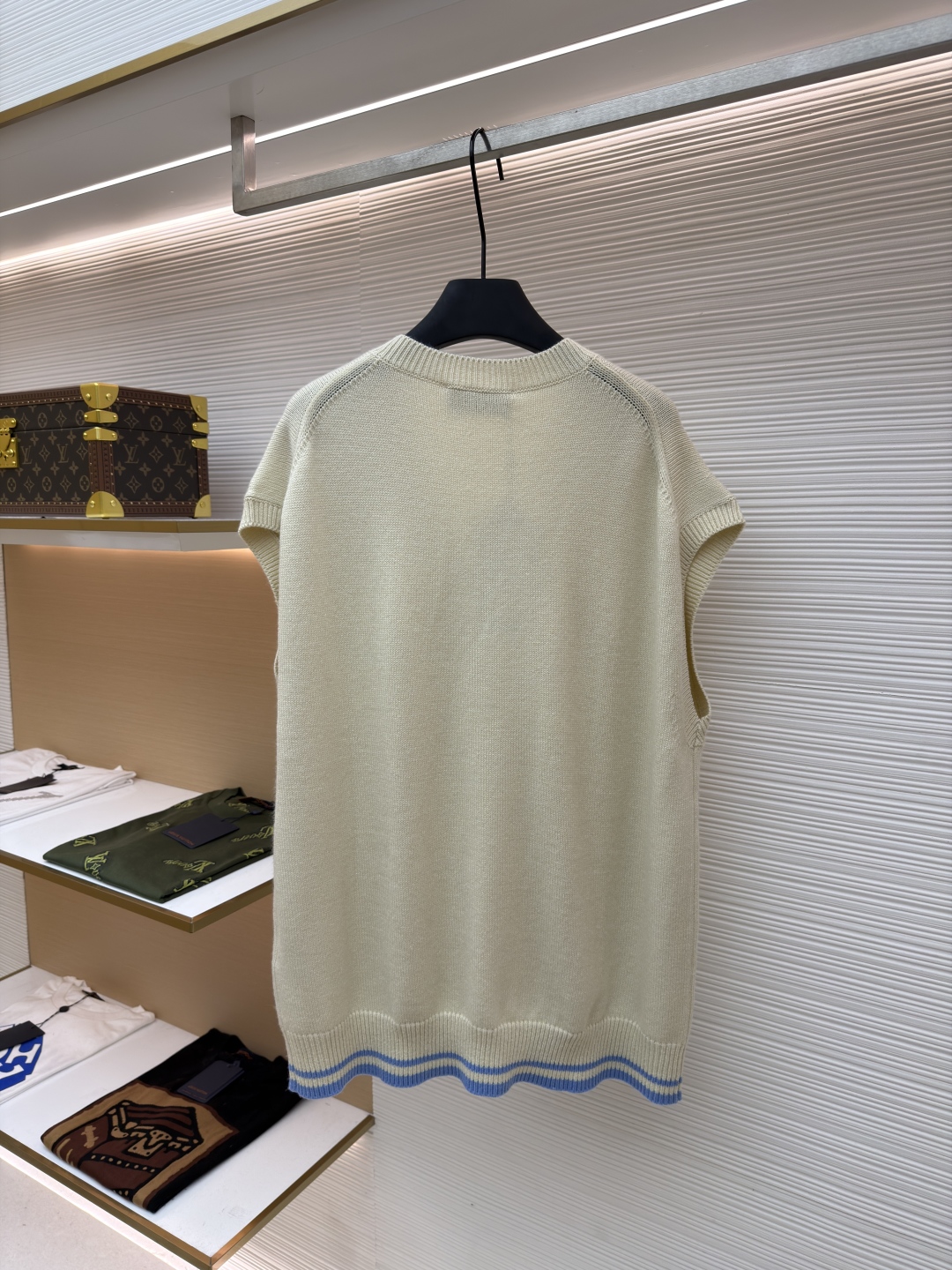 P235 Dior 字母刺绣无袖毛衣背心
●原版：12500购入开发
●货号：1680980-B05
●面料：羊毛面料
●工艺：刺绣制作
●版型：合身版型
●克重：约425克
●尺码：XS-S-M-L
●描述：采用70羊毛30驼毛混纺40支双股纱线扛起球。对版色纺纱线定染米杏色，采用进口12针针织机做平纹工艺。胸前饰以经典标识点缀正面，字母图案采用进口田岛机万针刺绣，精密挨针绣工艺，刺绣非常精细针法绵密，字母图案勾勒设计清晰。双面挂毛工艺、精细做工、肌理纹路清晰，极细织线由环保纤维打造，整体走线平直细腻，面料舒适柔软，颜色一致无色差 能与同款搭配营造时尚造型，驾驭各种场合，定制辅料，三标齐全，男女同款！