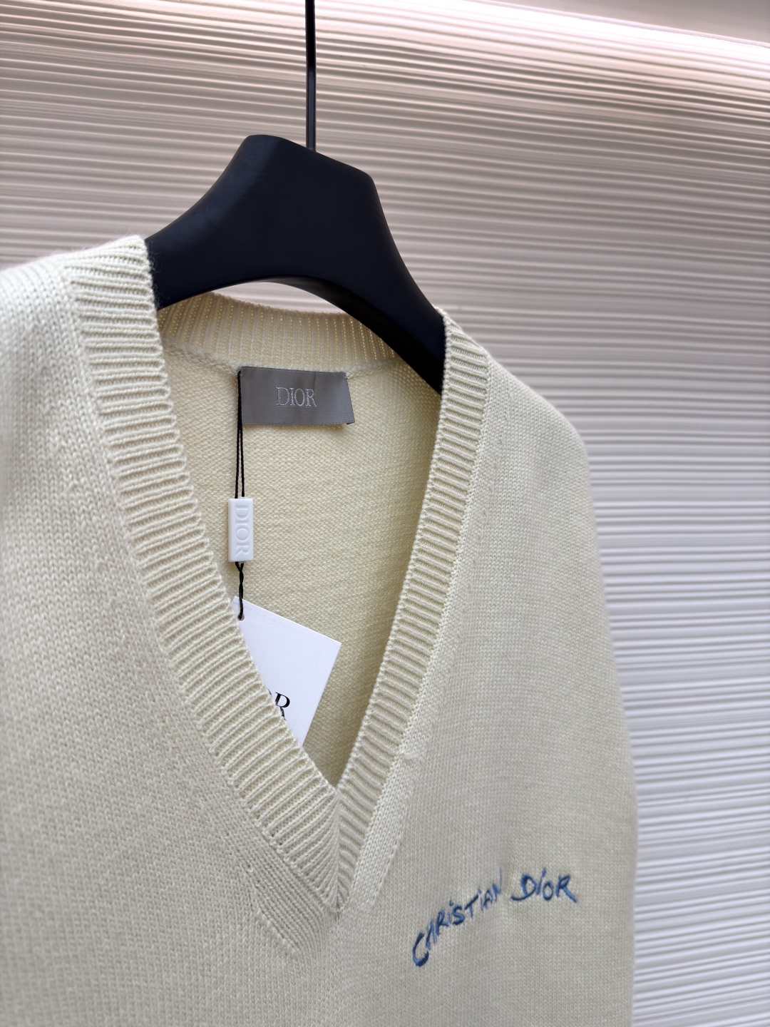 P235 Dior 字母刺绣无袖毛衣背心
●原版：12500购入开发
●货号：1680980-B05
●面料：羊毛面料
●工艺：刺绣制作
●版型：合身版型
●克重：约425克
●尺码：XS-S-M-L
●描述：采用70羊毛30驼毛混纺40支双股纱线扛起球。对版色纺纱线定染米杏色，采用进口12针针织机做平纹工艺。胸前饰以经典标识点缀正面，字母图案采用进口田岛机万针刺绣，精密挨针绣工艺，刺绣非常精细针法绵密，字母图案勾勒设计清晰。双面挂毛工艺、精细做工、肌理纹路清晰，极细织线由环保纤维打造，整体走线平直细腻，面料舒适柔软，颜色一致无色差 能与同款搭配营造时尚造型，驾驭各种场合，定制辅料，三标齐全，男女同款！