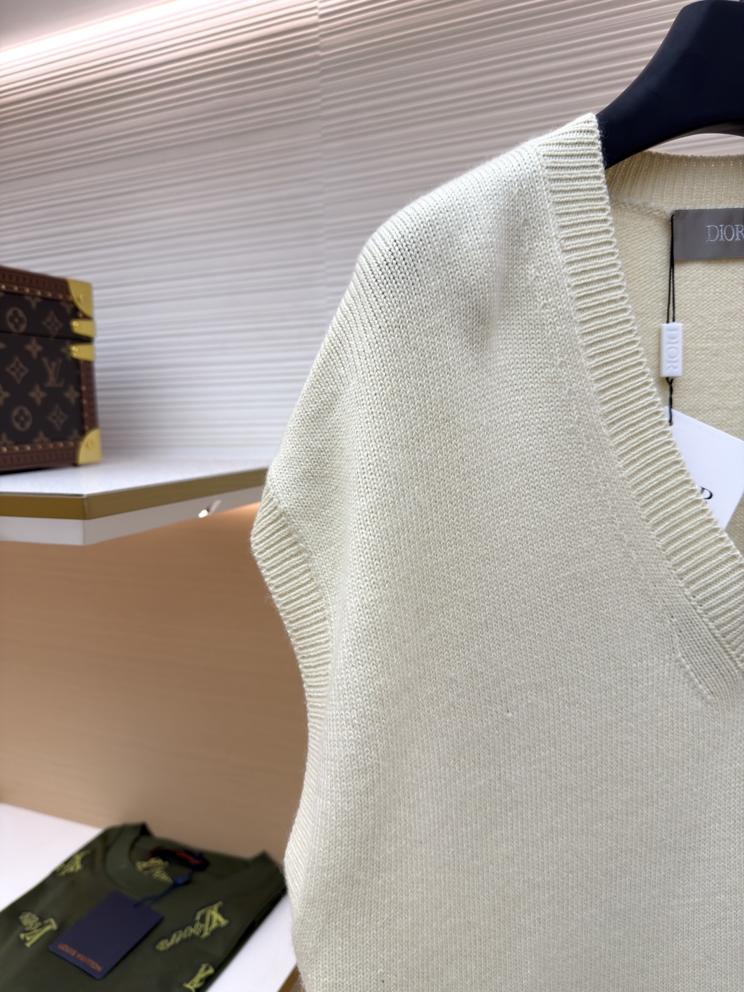 P235 Dior 字母刺绣无袖毛衣背心
●原版：12500购入开发
●货号：1680980-B05
●面料：羊毛面料
●工艺：刺绣制作
●版型：合身版型
●克重：约425克
●尺码：XS-S-M-L
●描述：采用70羊毛30驼毛混纺40支双股纱线扛起球。对版色纺纱线定染米杏色，采用进口12针针织机做平纹工艺。胸前饰以经典标识点缀正面，字母图案采用进口田岛机万针刺绣，精密挨针绣工艺，刺绣非常精细针法绵密，字母图案勾勒设计清晰。双面挂毛工艺、精细做工、肌理纹路清晰，极细织线由环保纤维打造，整体走线平直细腻，面料舒适柔软，颜色一致无色差 能与同款搭配营造时尚造型，驾驭各种场合，定制辅料，三标齐全，男女同款！