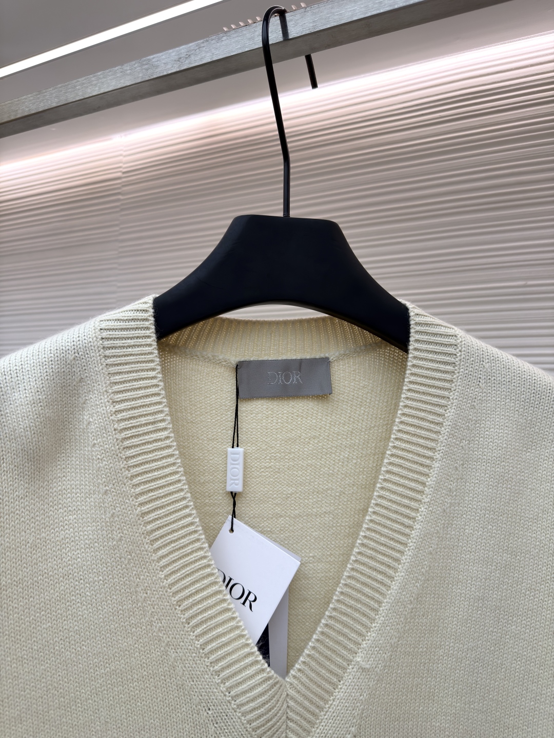 P235 Dior 字母刺绣无袖毛衣背心
●原版：12500购入开发
●货号：1680980-B05
●面料：羊毛面料
●工艺：刺绣制作
●版型：合身版型
●克重：约425克
●尺码：XS-S-M-L
●描述：采用70羊毛30驼毛混纺40支双股纱线扛起球。对版色纺纱线定染米杏色，采用进口12针针织机做平纹工艺。胸前饰以经典标识点缀正面，字母图案采用进口田岛机万针刺绣，精密挨针绣工艺，刺绣非常精细针法绵密，字母图案勾勒设计清晰。双面挂毛工艺、精细做工、肌理纹路清晰，极细织线由环保纤维打造，整体走线平直细腻，面料舒适柔软，颜色一致无色差 能与同款搭配营造时尚造型，驾驭各种场合，定制辅料，三标齐全，男女同款！
