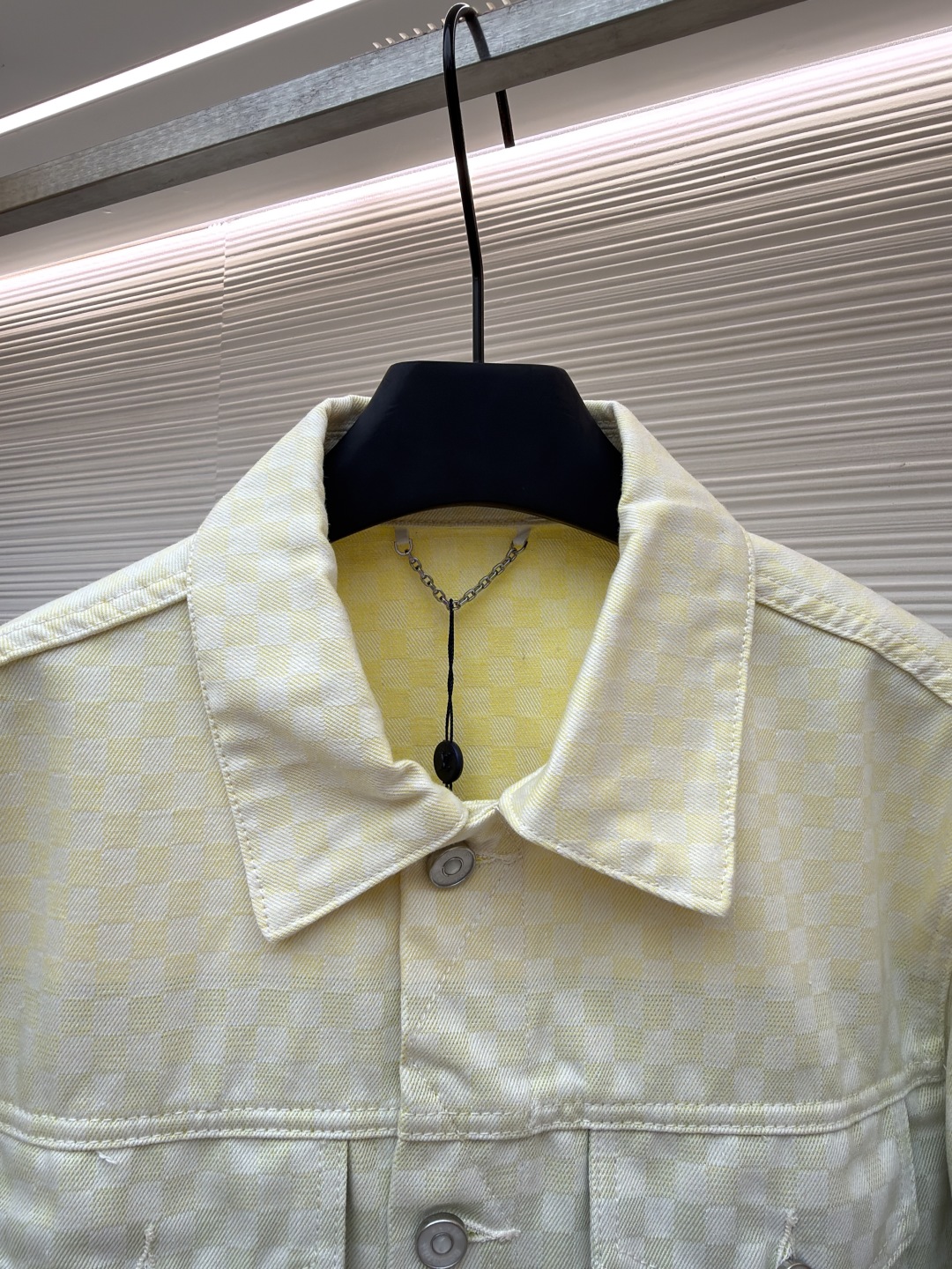 P345 LOUIS VUITTON 渐变提花牛仔外套
●正品：25300购入开发
●货号：1680990-C10
●面料：牛仔面料
●工艺：提花织纹工艺
●版型：合身版型
●尺码：44-46-48-50-52
●克重：约955克
●描述：YB购入打版，采用定制棉质面料，面料舒适柔软，亲肤透气， 通体饰以提花织纹呈现淡雅渐变，胸前饰以纽扣翻盖口袋装饰，珠光金属牛仔纽扣，正绒面革标签栖身背后，珠光金属纽扣彰显丹迪风尚，腰部配有可调节袢带，能与多类型服饰搭配营造时尚造型，整体走线平直细腻，面料舒适柔软，颜色一致无色差 能与同款搭配营造时尚造型，驾驭各种场合，定制辅料，三标齐全，男女同款！