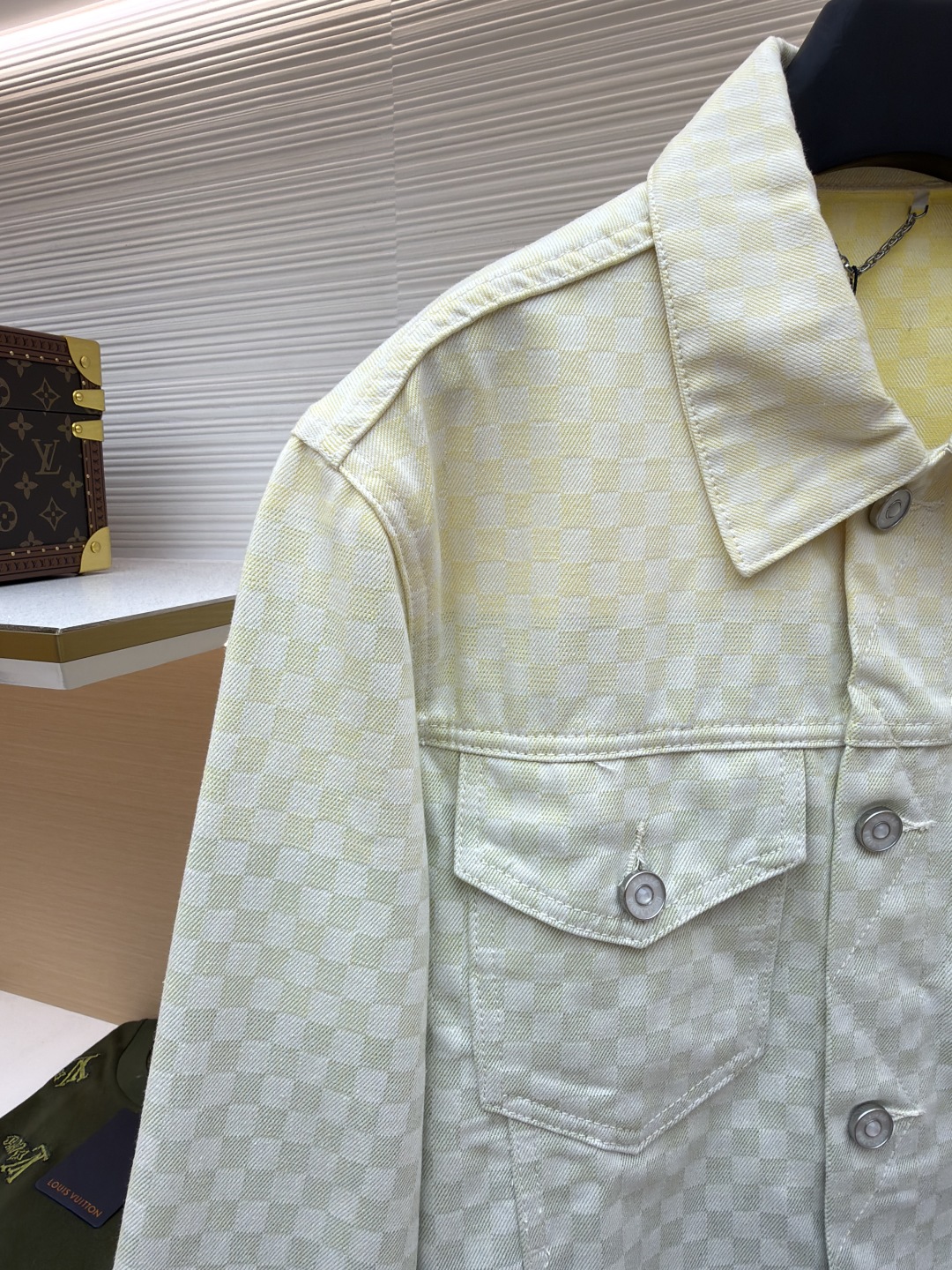 P345 LOUIS VUITTON 渐变提花牛仔外套
●正品：25300购入开发
●货号：1680990-C10
●面料：牛仔面料
●工艺：提花织纹工艺
●版型：合身版型
●尺码：44-46-48-50-52
●克重：约955克
●描述：YB购入打版，采用定制棉质面料，面料舒适柔软，亲肤透气， 通体饰以提花织纹呈现淡雅渐变，胸前饰以纽扣翻盖口袋装饰，珠光金属牛仔纽扣，正绒面革标签栖身背后，珠光金属纽扣彰显丹迪风尚，腰部配有可调节袢带，能与多类型服饰搭配营造时尚造型，整体走线平直细腻，面料舒适柔软，颜色一致无色差 能与同款搭配营造时尚造型，驾驭各种场合，定制辅料，三标齐全，男女同款！