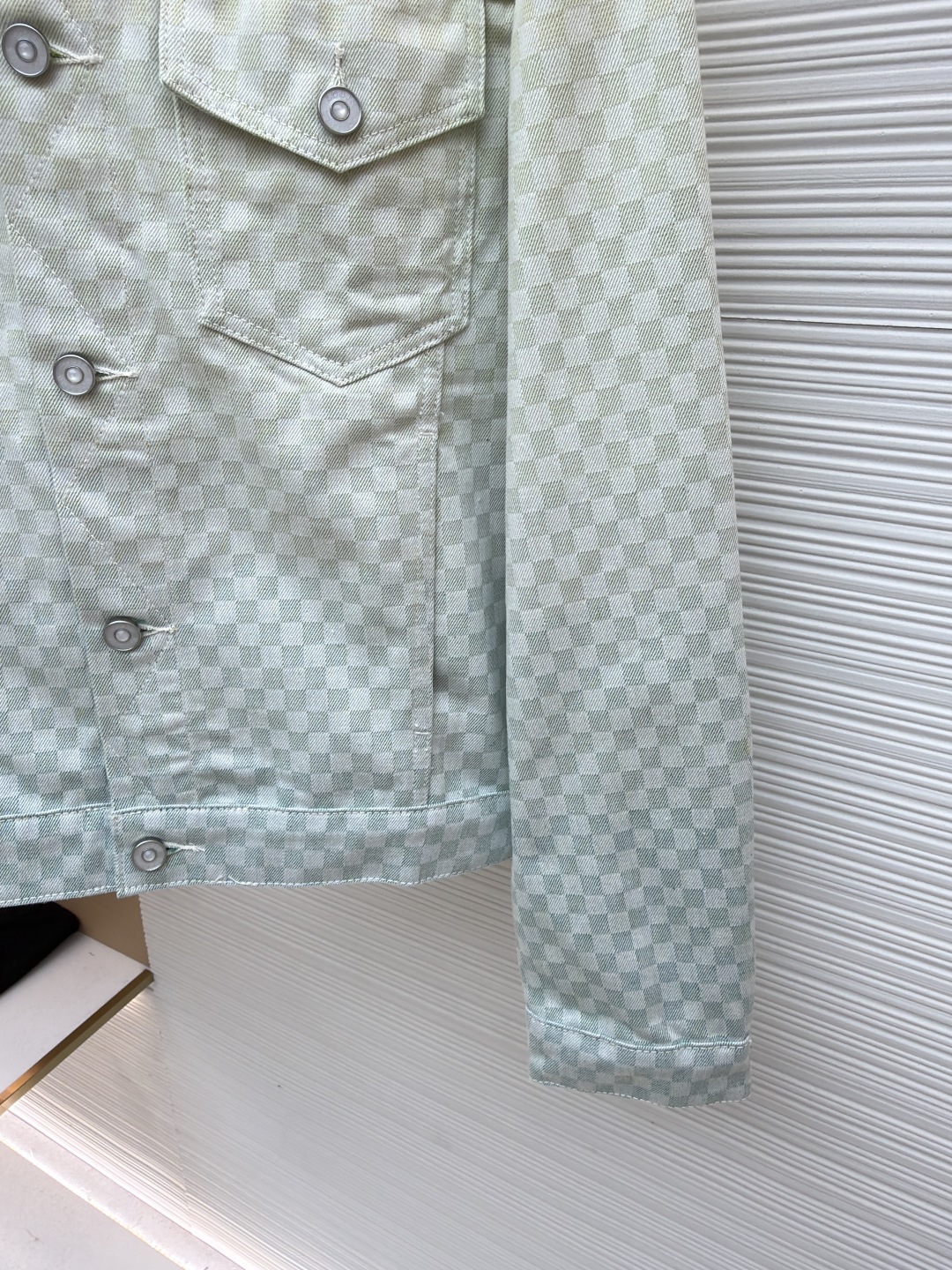 P345 LOUIS VUITTON 渐变提花牛仔外套
●正品：25300购入开发
●货号：1680990-C10
●面料：牛仔面料
●工艺：提花织纹工艺
●版型：合身版型
●尺码：44-46-48-50-52
●克重：约955克
●描述：YB购入打版，采用定制棉质面料，面料舒适柔软，亲肤透气， 通体饰以提花织纹呈现淡雅渐变，胸前饰以纽扣翻盖口袋装饰，珠光金属牛仔纽扣，正绒面革标签栖身背后，珠光金属纽扣彰显丹迪风尚，腰部配有可调节袢带，能与多类型服饰搭配营造时尚造型，整体走线平直细腻，面料舒适柔软，颜色一致无色差 能与同款搭配营造时尚造型，驾驭各种场合，定制辅料，三标齐全，男女同款！