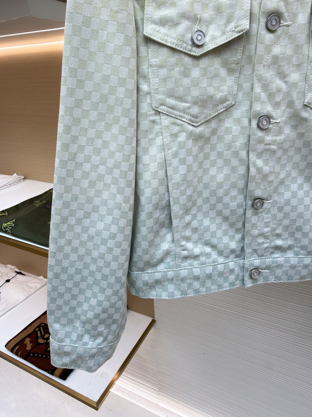 P345 LOUIS VUITTON 渐变提花牛仔外套
●正品：25300购入开发
●货号：1680990-C10
●面料：牛仔面料
●工艺：提花织纹工艺
●版型：合身版型
●尺码：44-46-48-50-52
●克重：约955克
●描述：YB购入打版，采用定制棉质面料，面料舒适柔软，亲肤透气， 通体饰以提花织纹呈现淡雅渐变，胸前饰以纽扣翻盖口袋装饰，珠光金属牛仔纽扣，正绒面革标签栖身背后，珠光金属纽扣彰显丹迪风尚，腰部配有可调节袢带，能与多类型服饰搭配营造时尚造型，整体走线平直细腻，面料舒适柔软，颜色一致无色差 能与同款搭配营造时尚造型，驾驭各种场合，定制辅料，三标齐全，男女同款！