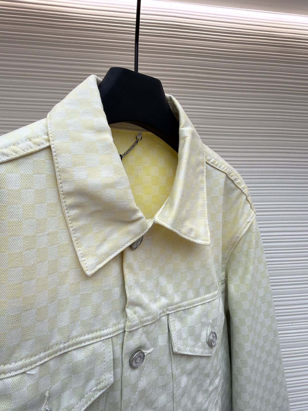 P345 LOUIS VUITTON 渐变提花牛仔外套
●正品：25300购入开发
●货号：1680990-C10
●面料：牛仔面料
●工艺：提花织纹工艺
●版型：合身版型
●尺码：44-46-48-50-52
●克重：约955克
●描述：YB购入打版，采用定制棉质面料，面料舒适柔软，亲肤透气， 通体饰以提花织纹呈现淡雅渐变，胸前饰以纽扣翻盖口袋装饰，珠光金属牛仔纽扣，正绒面革标签栖身背后，珠光金属纽扣彰显丹迪风尚，腰部配有可调节袢带，能与多类型服饰搭配营造时尚造型，整体走线平直细腻，面料舒适柔软，颜色一致无色差 能与同款搭配营造时尚造型，驾驭各种场合，定制辅料，三标齐全，男女同款！