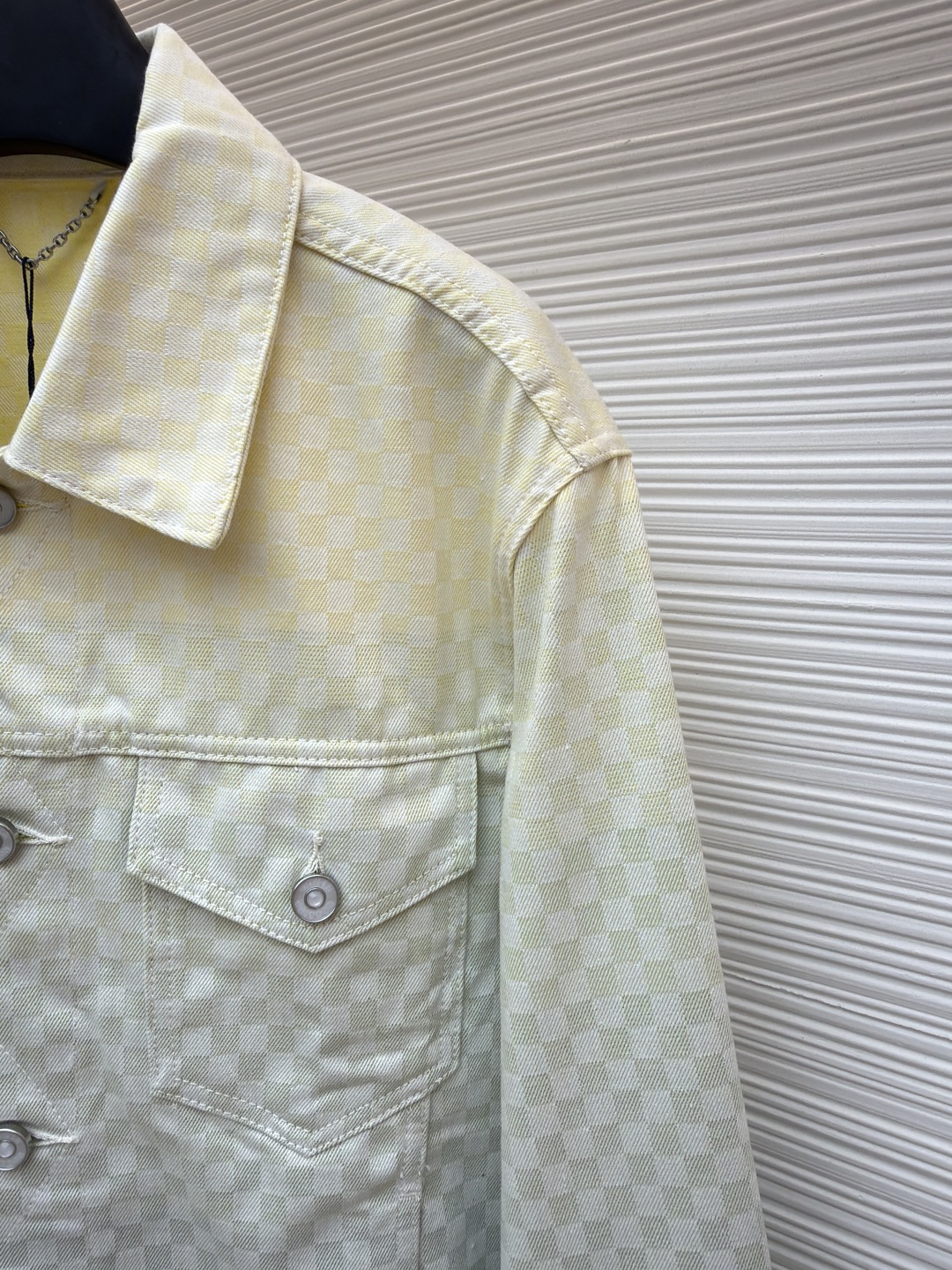 P345 LOUIS VUITTON 渐变提花牛仔外套
●正品：25300购入开发
●货号：1680990-C10
●面料：牛仔面料
●工艺：提花织纹工艺
●版型：合身版型
●尺码：44-46-48-50-52
●克重：约955克
●描述：YB购入打版，采用定制棉质面料，面料舒适柔软，亲肤透气， 通体饰以提花织纹呈现淡雅渐变，胸前饰以纽扣翻盖口袋装饰，珠光金属牛仔纽扣，正绒面革标签栖身背后，珠光金属纽扣彰显丹迪风尚，腰部配有可调节袢带，能与多类型服饰搭配营造时尚造型，整体走线平直细腻，面料舒适柔软，颜色一致无色差 能与同款搭配营造时尚造型，驾驭各种场合，定制辅料，三标齐全，男女同款！