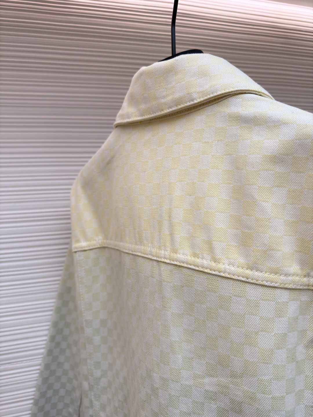 P345 LOUIS VUITTON 渐变提花牛仔外套
●正品：25300购入开发
●货号：1680990-C10
●面料：牛仔面料
●工艺：提花织纹工艺
●版型：合身版型
●尺码：44-46-48-50-52
●克重：约955克
●描述：YB购入打版，采用定制棉质面料，面料舒适柔软，亲肤透气， 通体饰以提花织纹呈现淡雅渐变，胸前饰以纽扣翻盖口袋装饰，珠光金属牛仔纽扣，正绒面革标签栖身背后，珠光金属纽扣彰显丹迪风尚，腰部配有可调节袢带，能与多类型服饰搭配营造时尚造型，整体走线平直细腻，面料舒适柔软，颜色一致无色差 能与同款搭配营造时尚造型，驾驭各种场合，定制辅料，三标齐全，男女同款！