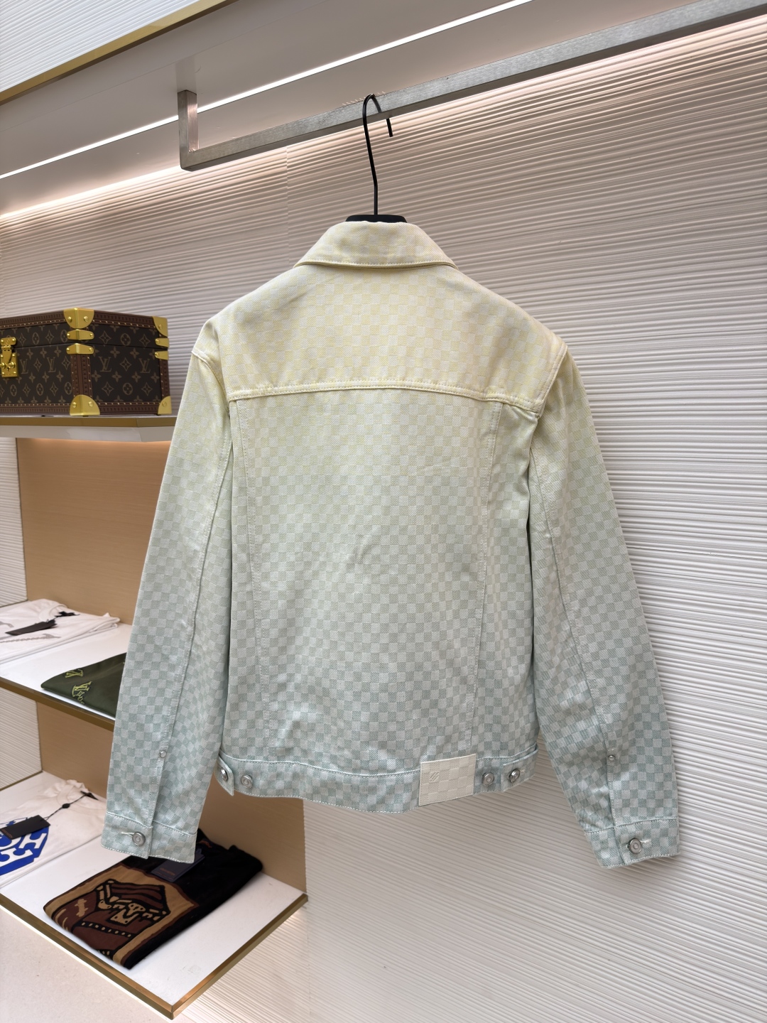 P345 LOUIS VUITTON 渐变提花牛仔外套
●正品：25300购入开发
●货号：1680990-C10
●面料：牛仔面料
●工艺：提花织纹工艺
●版型：合身版型
●尺码：44-46-48-50-52
●克重：约955克
●描述：YB购入打版，采用定制棉质面料，面料舒适柔软，亲肤透气， 通体饰以提花织纹呈现淡雅渐变，胸前饰以纽扣翻盖口袋装饰，珠光金属牛仔纽扣，正绒面革标签栖身背后，珠光金属纽扣彰显丹迪风尚，腰部配有可调节袢带，能与多类型服饰搭配营造时尚造型，整体走线平直细腻，面料舒适柔软，颜色一致无色差 能与同款搭配营造时尚造型，驾驭各种场合，定制辅料，三标齐全，男女同款！