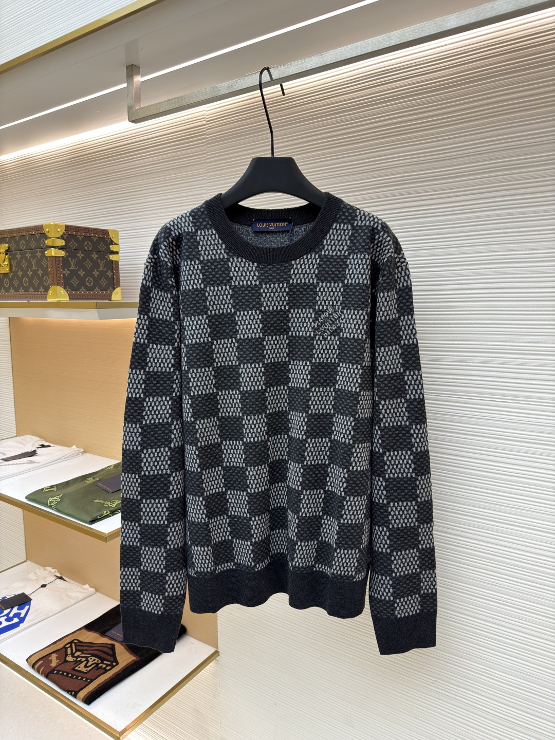 NO:637529,LOUIS VUITTON round neck checkerboard jacquard wool blended sweater ●Authentic 10800 purchase and development ●Fabric wool fabric ●Technical knitting production ●Fit-fitting version ●Weight approximately 930 grams ●Size S-M-L  ●Description 30 wool 70 acrylic color, fixed dyeing yarn, this style is made with [7-needle Juxin machine], [9 yarn feeders] are needed to hang the front logo, the whole piece is [moving the needle and twisting the rope], holes are easy to explode at the intersection of the twisting rope, the coloring part of the whole piece [the yarn is wool], the adjustment time is long, the stitches at the bottom of the sleeve clip are all edged  , which increases the loom time and sewing time. Because the logo is hung with wool, the brown thread is clamped on the edge and needs to be drawn out. Moreover, due to the characteristics of wool, lint will appear when drawing out the thread. It is necessary to manually remove the miscellaneous hair bit by bit, which is very time-consuming. The overall wiring is straight and delicate, the fabric is comfortable and soft, and the color is consistent without color difference.  It can be matched with the same style to create a fashionable look, and can be used in various occasions. Customized accessories, complete with three standards, same style for men and women!  ,Louis Vuitton-clothing,louis vuitton,louis vuitton,alexander wang19860909LOUIS VUITTON 圆领棋盘格提花羊毛混纺针织衫 ●正品10800购入开发 ●面料羊毛面料 ●工艺针织制作 ●版型合身版型 ●克重约930克 ●尺码S-M-L ●描述30羊毛70腈纶颜色,定染纱线,此款用【7针巨鑫机】织片,前幅logo挂毛处需用到【9把纱嘴】,全件【搬针扭绳】,扭绳交叉处易爆洞,全件调色部分【纱线为羊毛】,调机时间长,袖子夹底处加针全部为有边,增加了织机时间和缝合时间,logo处因为是挂毛做法,咖色线夹在边上,需抽线,而且由于羊毛的特性,抽线时会出现掉毛现象,需手工一点一点将杂毛去掉,非常耗时间.整体走线平直细腻,面料舒适柔软,颜色一致无色差 能与同款搭配营造时尚造型,驾驭各种场合,定制辅料,三标齐全,男女同款！,路易威登-服装,louis vuitton,louis vuitton,alexander wang,Women's clothing