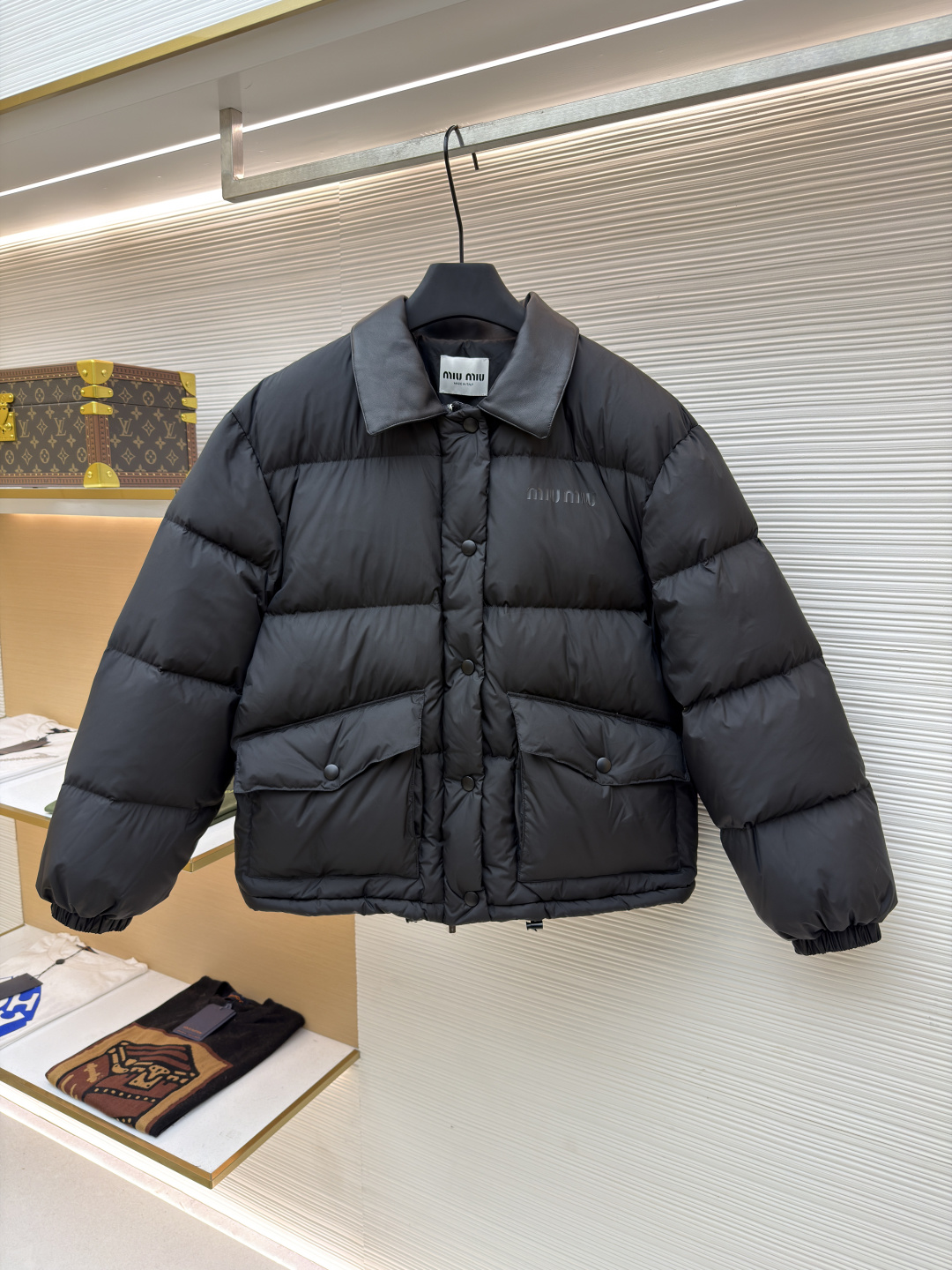 MIU ● 24999 ● 1681082-D80 ● ● ● ● 685 ● 36-38-40 ● 90 230 10 Piumino