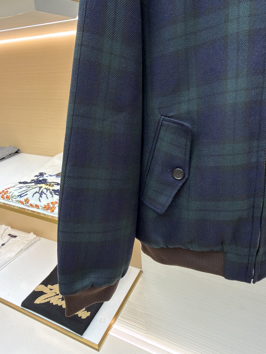 P305 MIU MIU 格纹拉链棉服外套
●原版:23999购入开发
●货号:1681460-B70
●面料:菱形衍棉面料
●工艺:刺绣制作
●版型:合身版型
●克重:约1025克
●尺码:38-40-42
●描述:该夹克采用格纹面料拼接工艺,选用深绿与藏青格纹呢料,纹理清晰且质感厚重,为服装奠定复古高级的基调。细节工艺上,领口、袖口及下摆运用灯芯绒与罗纹针织拼接工艺,灯芯绒领口挺括有型,罗纹部件则增强了穿着的贴合度与舒适度,不同材质的碰撞展现出工艺的层次感。胸前品牌徽标采用立体压印工艺,低调且富有质感,与格纹面料相得益彰。衣身的拉链、口袋纽扣等五金配件均经过精细打磨,保障实用性的同时提升整体精致度。从面料选择到拼接设计,每一处工艺都体现出对复古风格与品质的双重追求,打造出兼具时尚感与实穿性的单品。整体走线平直细腻,面料舒适柔软,颜色一致无色差 能与同款搭配营造时尚造型,驾驭各种场合,定制辅料,三标齐全,男女同款!