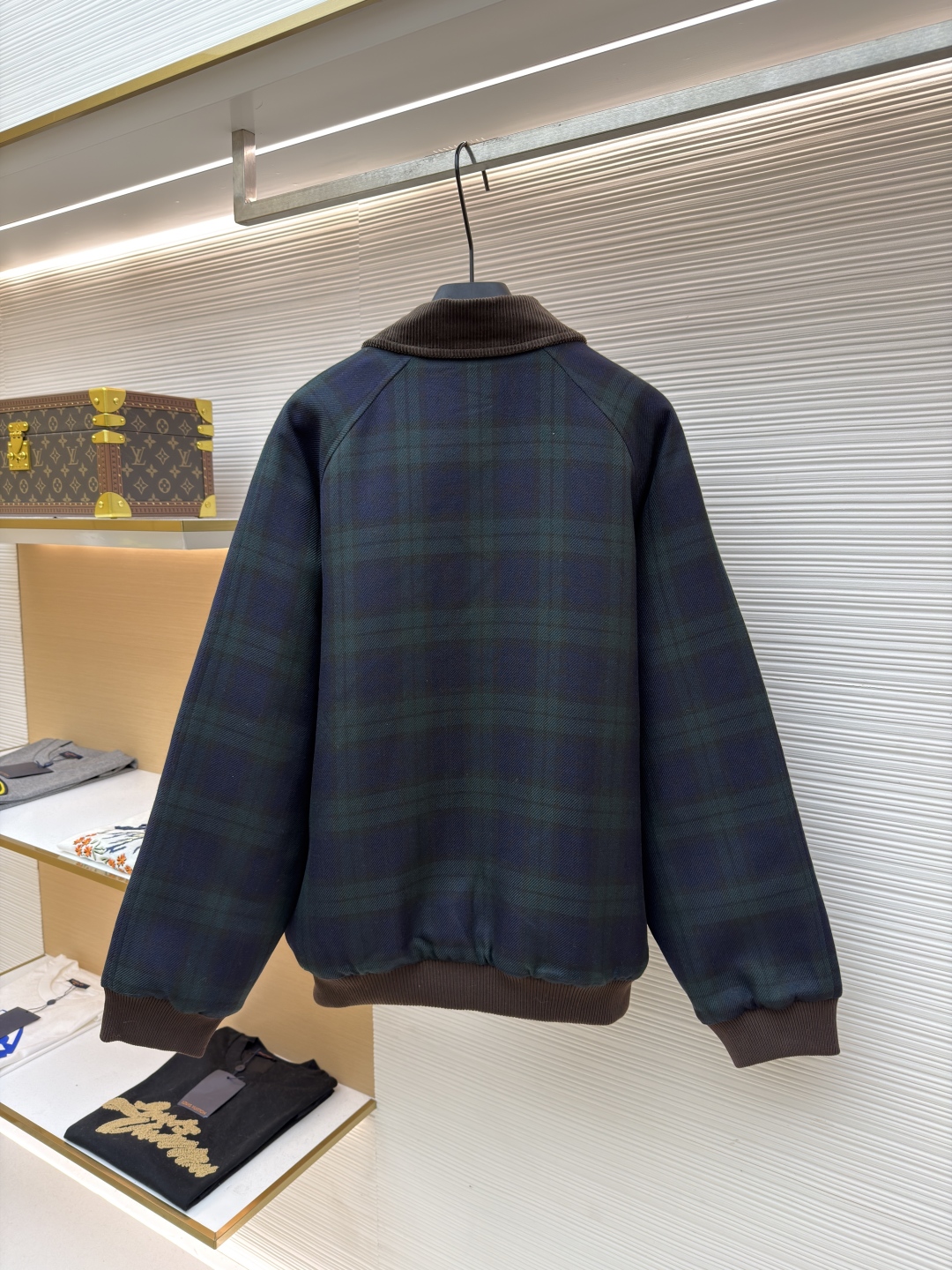 P305 MIU MIU 格纹拉链棉服外套
●原版:23999购入开发
●货号:1681460-B70
●面料:菱形衍棉面料
●工艺:刺绣制作
●版型:合身版型
●克重:约1025克
●尺码:38-40-42
●描述:该夹克采用格纹面料拼接工艺,选用深绿与藏青格纹呢料,纹理清晰且质感厚重,为服装奠定复古高级的基调。细节工艺上,领口、袖口及下摆运用灯芯绒与罗纹针织拼接工艺,灯芯绒领口挺括有型,罗纹部件则增强了穿着的贴合度与舒适度,不同材质的碰撞展现出工艺的层次感。胸前品牌徽标采用立体压印工艺,低调且富有质感,与格纹面料相得益彰。衣身的拉链、口袋纽扣等五金配件均经过精细打磨,保障实用性的同时提升整体精致度。从面料选择到拼接设计,每一处工艺都体现出对复古风格与品质的双重追求,打造出兼具时尚感与实穿性的单品。整体走线平直细腻,面料舒适柔软,颜色一致无色差 能与同款搭配营造时尚造型,驾驭各种场合,定制辅料,三标齐全,男女同款!