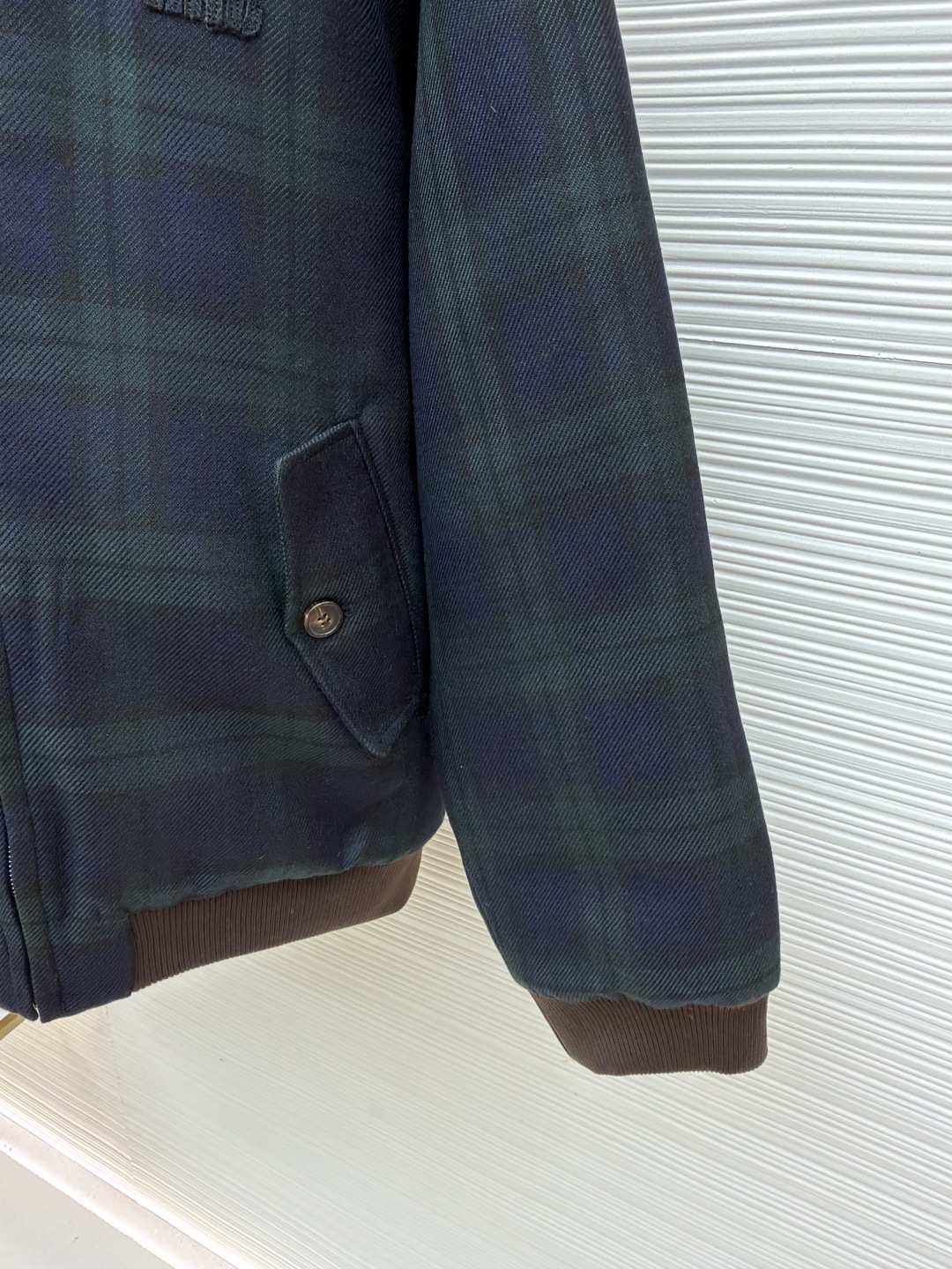 P305 MIU MIU 格纹拉链棉服外套
●原版:23999购入开发
●货号:1681460-B70
●面料:菱形衍棉面料
●工艺:刺绣制作
●版型:合身版型
●克重:约1025克
●尺码:38-40-42
●描述:该夹克采用格纹面料拼接工艺,选用深绿与藏青格纹呢料,纹理清晰且质感厚重,为服装奠定复古高级的基调。细节工艺上,领口、袖口及下摆运用灯芯绒与罗纹针织拼接工艺,灯芯绒领口挺括有型,罗纹部件则增强了穿着的贴合度与舒适度,不同材质的碰撞展现出工艺的层次感。胸前品牌徽标采用立体压印工艺,低调且富有质感,与格纹面料相得益彰。衣身的拉链、口袋纽扣等五金配件均经过精细打磨,保障实用性的同时提升整体精致度。从面料选择到拼接设计,每一处工艺都体现出对复古风格与品质的双重追求,打造出兼具时尚感与实穿性的单品。整体走线平直细腻,面料舒适柔软,颜色一致无色差 能与同款搭配营造时尚造型,驾驭各种场合,定制辅料,三标齐全,男女同款!