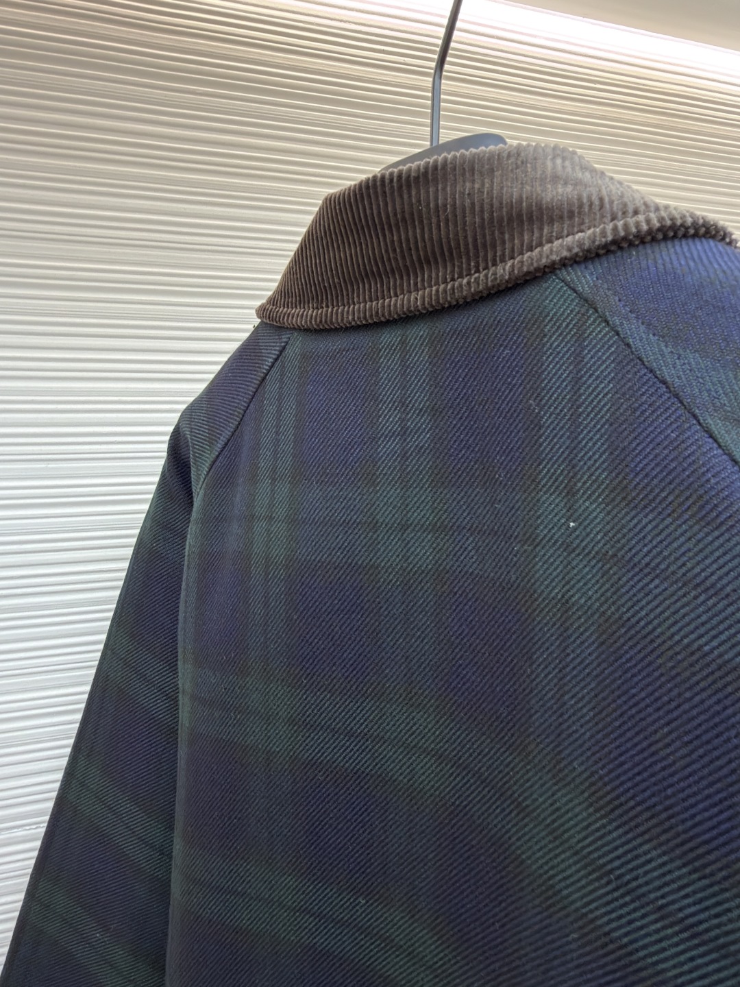 P305 MIU MIU 格纹拉链棉服外套
●原版:23999购入开发
●货号:1681460-B70
●面料:菱形衍棉面料
●工艺:刺绣制作
●版型:合身版型
●克重:约1025克
●尺码:38-40-42
●描述:该夹克采用格纹面料拼接工艺,选用深绿与藏青格纹呢料,纹理清晰且质感厚重,为服装奠定复古高级的基调。细节工艺上,领口、袖口及下摆运用灯芯绒与罗纹针织拼接工艺,灯芯绒领口挺括有型,罗纹部件则增强了穿着的贴合度与舒适度,不同材质的碰撞展现出工艺的层次感。胸前品牌徽标采用立体压印工艺,低调且富有质感,与格纹面料相得益彰。衣身的拉链、口袋纽扣等五金配件均经过精细打磨,保障实用性的同时提升整体精致度。从面料选择到拼接设计,每一处工艺都体现出对复古风格与品质的双重追求,打造出兼具时尚感与实穿性的单品。整体走线平直细腻,面料舒适柔软,颜色一致无色差 能与同款搭配营造时尚造型,驾驭各种场合,定制辅料,三标齐全,男女同款!