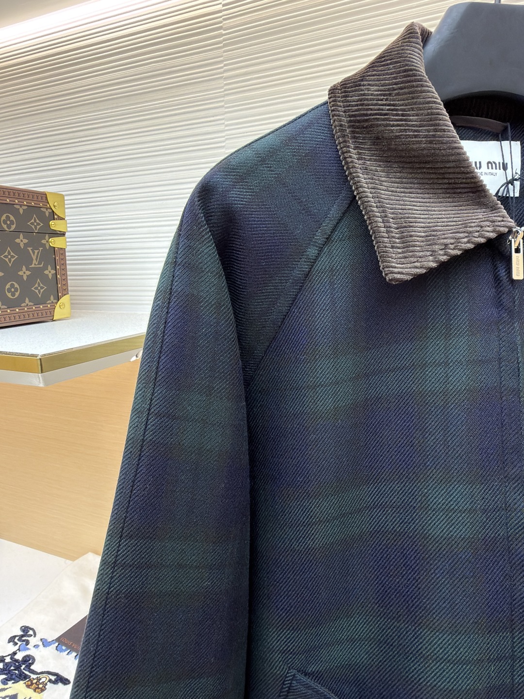 P305 MIU MIU 格纹拉链棉服外套
●原版:23999购入开发
●货号:1681460-B70
●面料:菱形衍棉面料
●工艺:刺绣制作
●版型:合身版型
●克重:约1025克
●尺码:38-40-42
●描述:该夹克采用格纹面料拼接工艺,选用深绿与藏青格纹呢料,纹理清晰且质感厚重,为服装奠定复古高级的基调。细节工艺上,领口、袖口及下摆运用灯芯绒与罗纹针织拼接工艺,灯芯绒领口挺括有型,罗纹部件则增强了穿着的贴合度与舒适度,不同材质的碰撞展现出工艺的层次感。胸前品牌徽标采用立体压印工艺,低调且富有质感,与格纹面料相得益彰。衣身的拉链、口袋纽扣等五金配件均经过精细打磨,保障实用性的同时提升整体精致度。从面料选择到拼接设计,每一处工艺都体现出对复古风格与品质的双重追求,打造出兼具时尚感与实穿性的单品。整体走线平直细腻,面料舒适柔软,颜色一致无色差 能与同款搭配营造时尚造型,驾驭各种场合,定制辅料,三标齐全,男女同款!