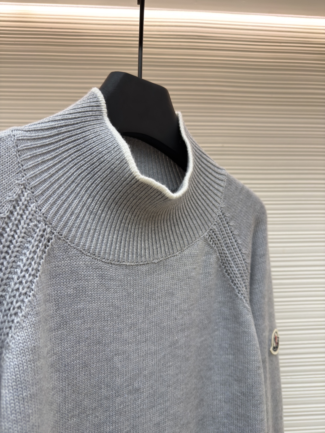 P205 Moncler蒙口徽标高领长袖毛衣
●原版:4504购入开发
●货号:1681461-A75
●面料:羊毛混纺面料
●工艺:针织制作
●颜色:灰色
●版型:合身版型
●克重:约810克
●尺码:S-M-L-XL
●描述:该毛衣采用高领针织工艺,领口纹理紧密且富有弹性,既保暖又具造型感。细节工艺上,肩部运用镂空针织拼接工艺,纹理细腻且层次分明,增强了衣身的设计感;袖口与下摆的撞色罗纹工艺,与主体色调形成柔和对比,提升了整体的精致度;左臂的品牌徽标采用立体刺绣工艺,针法精密,彰显品牌辨识度。选用优质针织面料,经精细编织工艺打造,穿着亲肤舒适且版型挺括。从领口的保暖设计到刺绣的细节呈现,每一处工艺都体现出品牌对品质与时尚的双重追求,是一件兼具实用性与设计感的秋冬单品。原版购入开发,订色订染,随意对比市面任意版本!