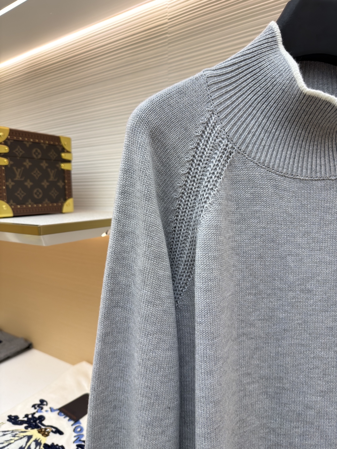 P205 Moncler蒙口徽标高领长袖毛衣
●原版:4504购入开发
●货号:1681461-A75
●面料:羊毛混纺面料
●工艺:针织制作
●颜色:灰色
●版型:合身版型
●克重:约810克
●尺码:S-M-L-XL
●描述:该毛衣采用高领针织工艺,领口纹理紧密且富有弹性,既保暖又具造型感。细节工艺上,肩部运用镂空针织拼接工艺,纹理细腻且层次分明,增强了衣身的设计感;袖口与下摆的撞色罗纹工艺,与主体色调形成柔和对比,提升了整体的精致度;左臂的品牌徽标采用立体刺绣工艺,针法精密,彰显品牌辨识度。选用优质针织面料,经精细编织工艺打造,穿着亲肤舒适且版型挺括。从领口的保暖设计到刺绣的细节呈现,每一处工艺都体现出品牌对品质与时尚的双重追求,是一件兼具实用性与设计感的秋冬单品。原版购入开发,订色订染,随意对比市面任意版本!