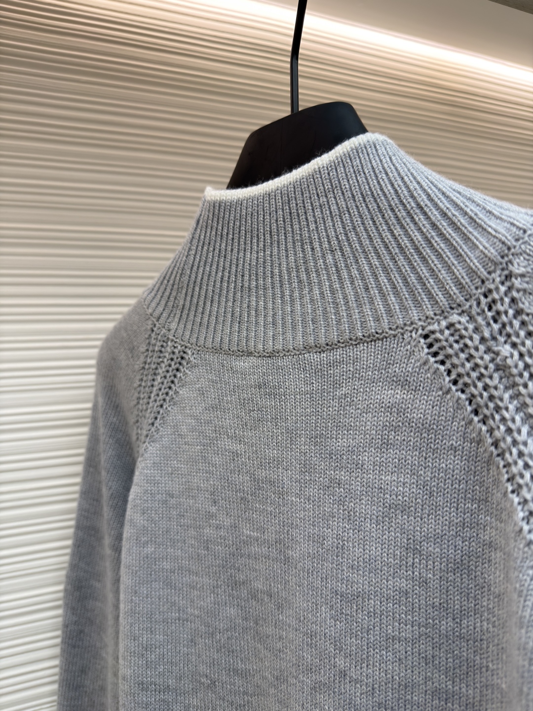 P205 Moncler蒙口徽标高领长袖毛衣
●原版:4504购入开发
●货号:1681461-A75
●面料:羊毛混纺面料
●工艺:针织制作
●颜色:灰色
●版型:合身版型
●克重:约810克
●尺码:S-M-L-XL
●描述:该毛衣采用高领针织工艺,领口纹理紧密且富有弹性,既保暖又具造型感。细节工艺上,肩部运用镂空针织拼接工艺,纹理细腻且层次分明,增强了衣身的设计感;袖口与下摆的撞色罗纹工艺,与主体色调形成柔和对比,提升了整体的精致度;左臂的品牌徽标采用立体刺绣工艺,针法精密,彰显品牌辨识度。选用优质针织面料,经精细编织工艺打造,穿着亲肤舒适且版型挺括。从领口的保暖设计到刺绣的细节呈现,每一处工艺都体现出品牌对品质与时尚的双重追求,是一件兼具实用性与设计感的秋冬单品。原版购入开发,订色订染,随意对比市面任意版本!