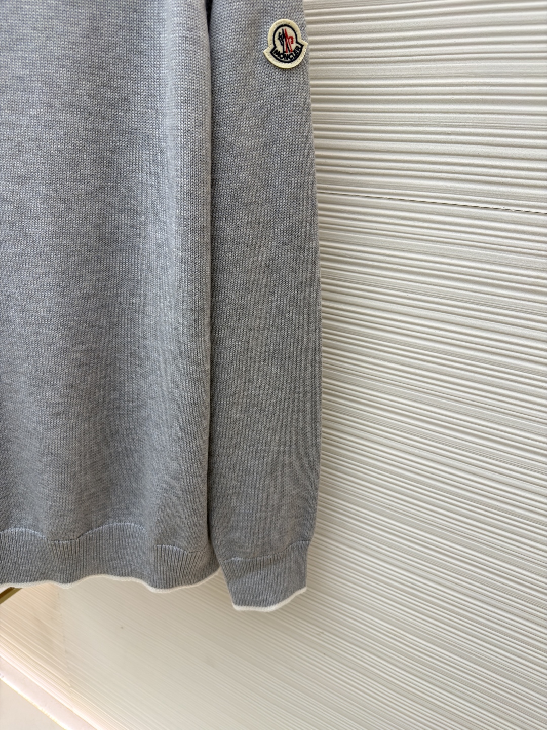 P205 Moncler蒙口徽标高领长袖毛衣
●原版:4504购入开发
●货号:1681461-A75
●面料:羊毛混纺面料
●工艺:针织制作
●颜色:灰色
●版型:合身版型
●克重:约810克
●尺码:S-M-L-XL
●描述:该毛衣采用高领针织工艺,领口纹理紧密且富有弹性,既保暖又具造型感。细节工艺上,肩部运用镂空针织拼接工艺,纹理细腻且层次分明,增强了衣身的设计感;袖口与下摆的撞色罗纹工艺,与主体色调形成柔和对比,提升了整体的精致度;左臂的品牌徽标采用立体刺绣工艺,针法精密,彰显品牌辨识度。选用优质针织面料,经精细编织工艺打造,穿着亲肤舒适且版型挺括。从领口的保暖设计到刺绣的细节呈现,每一处工艺都体现出品牌对品质与时尚的双重追求,是一件兼具实用性与设计感的秋冬单品。原版购入开发,订色订染,随意对比市面任意版本!