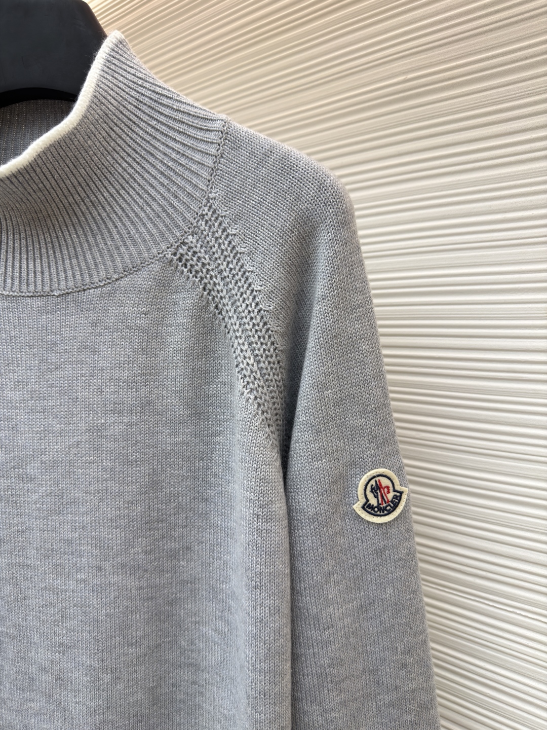 P205 Moncler蒙口徽标高领长袖毛衣
●原版:4504购入开发
●货号:1681461-A75
●面料:羊毛混纺面料
●工艺:针织制作
●颜色:灰色
●版型:合身版型
●克重:约810克
●尺码:S-M-L-XL
●描述:该毛衣采用高领针织工艺,领口纹理紧密且富有弹性,既保暖又具造型感。细节工艺上,肩部运用镂空针织拼接工艺,纹理细腻且层次分明,增强了衣身的设计感;袖口与下摆的撞色罗纹工艺,与主体色调形成柔和对比,提升了整体的精致度;左臂的品牌徽标采用立体刺绣工艺,针法精密,彰显品牌辨识度。选用优质针织面料,经精细编织工艺打造,穿着亲肤舒适且版型挺括。从领口的保暖设计到刺绣的细节呈现,每一处工艺都体现出品牌对品质与时尚的双重追求,是一件兼具实用性与设计感的秋冬单品。原版购入开发,订色订染,随意对比市面任意版本!