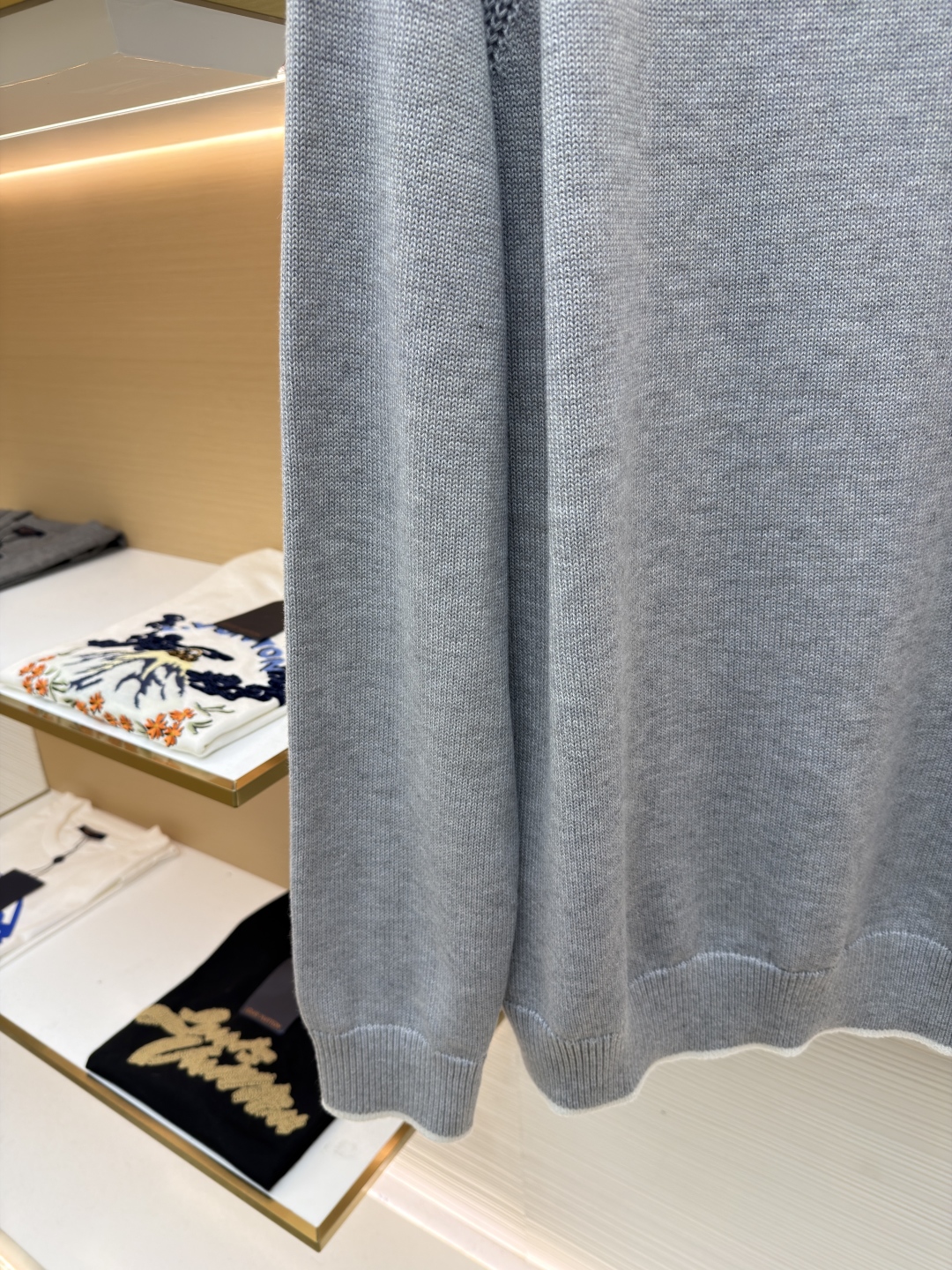 P205 Moncler蒙口徽标高领长袖毛衣
●原版:4504购入开发
●货号:1681461-A75
●面料:羊毛混纺面料
●工艺:针织制作
●颜色:灰色
●版型:合身版型
●克重:约810克
●尺码:S-M-L-XL
●描述:该毛衣采用高领针织工艺,领口纹理紧密且富有弹性,既保暖又具造型感。细节工艺上,肩部运用镂空针织拼接工艺,纹理细腻且层次分明,增强了衣身的设计感;袖口与下摆的撞色罗纹工艺,与主体色调形成柔和对比,提升了整体的精致度;左臂的品牌徽标采用立体刺绣工艺,针法精密,彰显品牌辨识度。选用优质针织面料,经精细编织工艺打造,穿着亲肤舒适且版型挺括。从领口的保暖设计到刺绣的细节呈现,每一处工艺都体现出品牌对品质与时尚的双重追求,是一件兼具实用性与设计感的秋冬单品。原版购入开发,订色订染,随意对比市面任意版本!