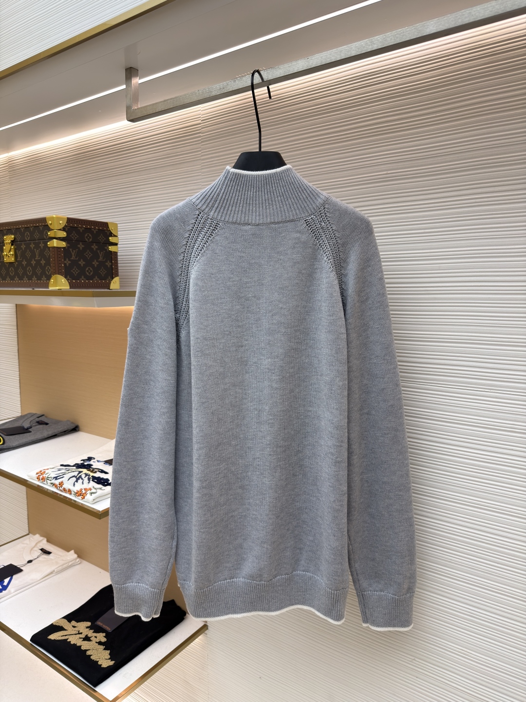 P205 Moncler蒙口徽标高领长袖毛衣
●原版:4504购入开发
●货号:1681461-A75
●面料:羊毛混纺面料
●工艺:针织制作
●颜色:灰色
●版型:合身版型
●克重:约810克
●尺码:S-M-L-XL
●描述:该毛衣采用高领针织工艺,领口纹理紧密且富有弹性,既保暖又具造型感。细节工艺上,肩部运用镂空针织拼接工艺,纹理细腻且层次分明,增强了衣身的设计感;袖口与下摆的撞色罗纹工艺,与主体色调形成柔和对比,提升了整体的精致度;左臂的品牌徽标采用立体刺绣工艺,针法精密,彰显品牌辨识度。选用优质针织面料,经精细编织工艺打造,穿着亲肤舒适且版型挺括。从领口的保暖设计到刺绣的细节呈现,每一处工艺都体现出品牌对品质与时尚的双重追求,是一件兼具实用性与设计感的秋冬单品。原版购入开发,订色订染,随意对比市面任意版本!