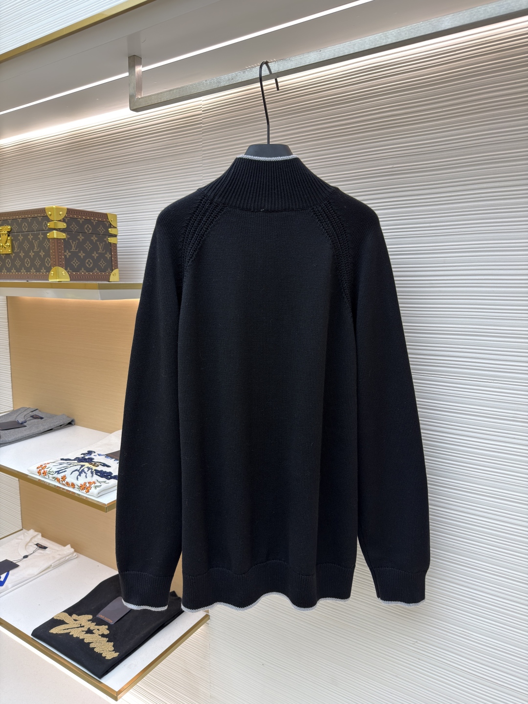 P205 Moncler蒙口徽标高领长袖毛衣
●原版:4264购入开发
●货号:1681462-A75
●面料:羊毛混纺面料
●工艺:针织制作
●颜色:黑色
●版型:合身版型
●克重:约800克
●尺码:S-M-L-XL
●描述:该毛衣采用高领针织工艺,领口纹理紧密且富有弹性,既保暖又具造型感。细节工艺上,肩部运用镂空针织拼接工艺,纹理细腻且层次分明,增强了衣身的设计感;袖口与下摆的撞色罗纹工艺,与主体色调形成柔和对比,提升了整体的精致度;左臂的品牌徽标采用立体刺绣工艺,针法精密,彰显品牌辨识度。选用优质针织面料,经精细编织工艺打造,穿着亲肤舒适且版型挺括。从领口的保暖设计到刺绣的细节呈现,每一处工艺都体现出品牌对品质与时尚的双重追求,是一件兼具实用性与设计感的秋冬单品。原版购入开发,订色订染,随意对比市面任意版本!