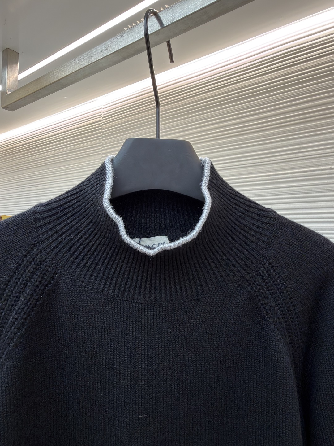 P205 Moncler蒙口徽标高领长袖毛衣
●原版:4264购入开发
●货号:1681462-A75
●面料:羊毛混纺面料
●工艺:针织制作
●颜色:黑色
●版型:合身版型
●克重:约800克
●尺码:S-M-L-XL
●描述:该毛衣采用高领针织工艺,领口纹理紧密且富有弹性,既保暖又具造型感。细节工艺上,肩部运用镂空针织拼接工艺,纹理细腻且层次分明,增强了衣身的设计感;袖口与下摆的撞色罗纹工艺,与主体色调形成柔和对比,提升了整体的精致度;左臂的品牌徽标采用立体刺绣工艺,针法精密,彰显品牌辨识度。选用优质针织面料,经精细编织工艺打造,穿着亲肤舒适且版型挺括。从领口的保暖设计到刺绣的细节呈现,每一处工艺都体现出品牌对品质与时尚的双重追求,是一件兼具实用性与设计感的秋冬单品。原版购入开发,订色订染,随意对比市面任意版本!