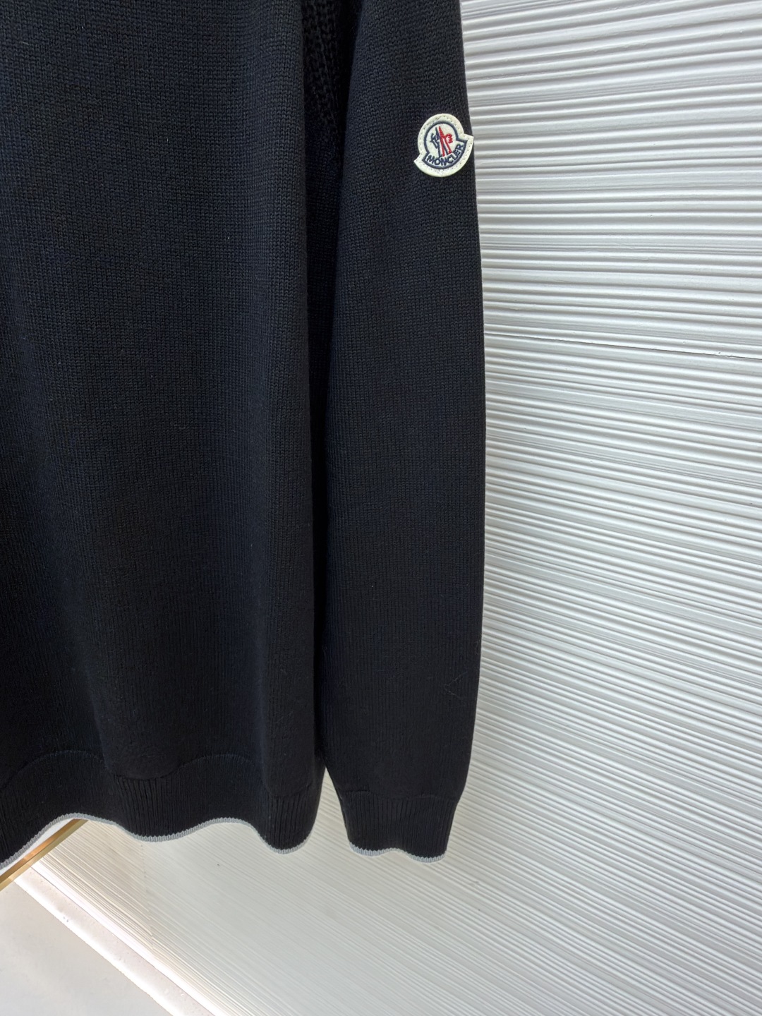 P205 Moncler蒙口徽标高领长袖毛衣
●原版:4264购入开发
●货号:1681462-A75
●面料:羊毛混纺面料
●工艺:针织制作
●颜色:黑色
●版型:合身版型
●克重:约800克
●尺码:S-M-L-XL
●描述:该毛衣采用高领针织工艺,领口纹理紧密且富有弹性,既保暖又具造型感。细节工艺上,肩部运用镂空针织拼接工艺,纹理细腻且层次分明,增强了衣身的设计感;袖口与下摆的撞色罗纹工艺,与主体色调形成柔和对比,提升了整体的精致度;左臂的品牌徽标采用立体刺绣工艺,针法精密,彰显品牌辨识度。选用优质针织面料,经精细编织工艺打造,穿着亲肤舒适且版型挺括。从领口的保暖设计到刺绣的细节呈现,每一处工艺都体现出品牌对品质与时尚的双重追求,是一件兼具实用性与设计感的秋冬单品。原版购入开发,订色订染,随意对比市面任意版本!