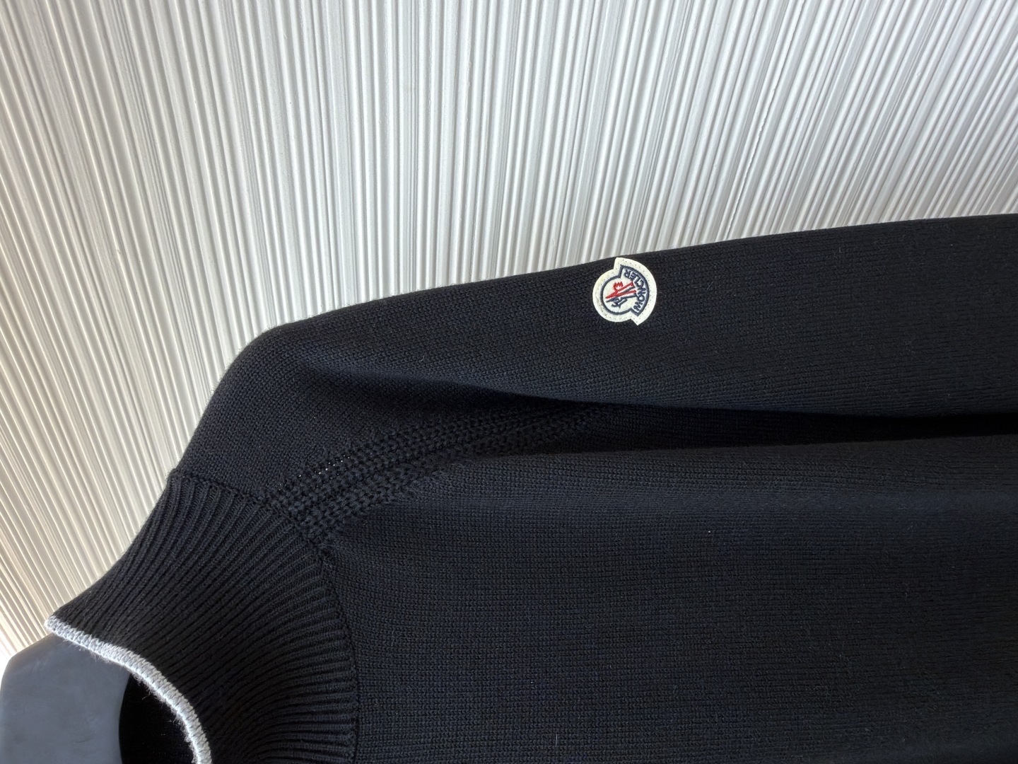 P205 Moncler蒙口徽标高领长袖毛衣
●原版:4264购入开发
●货号:1681462-A75
●面料:羊毛混纺面料
●工艺:针织制作
●颜色:黑色
●版型:合身版型
●克重:约800克
●尺码:S-M-L-XL
●描述:该毛衣采用高领针织工艺,领口纹理紧密且富有弹性,既保暖又具造型感。细节工艺上,肩部运用镂空针织拼接工艺,纹理细腻且层次分明,增强了衣身的设计感;袖口与下摆的撞色罗纹工艺,与主体色调形成柔和对比,提升了整体的精致度;左臂的品牌徽标采用立体刺绣工艺,针法精密,彰显品牌辨识度。选用优质针织面料,经精细编织工艺打造,穿着亲肤舒适且版型挺括。从领口的保暖设计到刺绣的细节呈现,每一处工艺都体现出品牌对品质与时尚的双重追求,是一件兼具实用性与设计感的秋冬单品。原版购入开发,订色订染,随意对比市面任意版本!