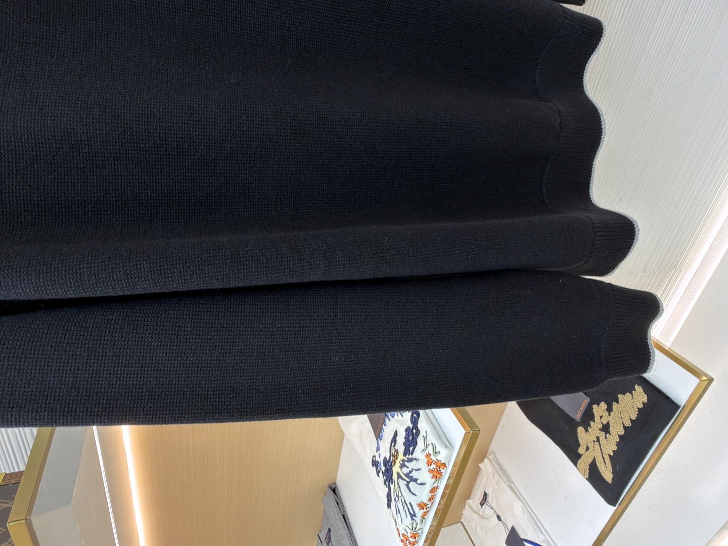 P205 Moncler蒙口徽标高领长袖毛衣
●原版:4264购入开发
●货号:1681462-A75
●面料:羊毛混纺面料
●工艺:针织制作
●颜色:黑色
●版型:合身版型
●克重:约800克
●尺码:S-M-L-XL
●描述:该毛衣采用高领针织工艺,领口纹理紧密且富有弹性,既保暖又具造型感。细节工艺上,肩部运用镂空针织拼接工艺,纹理细腻且层次分明,增强了衣身的设计感;袖口与下摆的撞色罗纹工艺,与主体色调形成柔和对比,提升了整体的精致度;左臂的品牌徽标采用立体刺绣工艺,针法精密,彰显品牌辨识度。选用优质针织面料,经精细编织工艺打造,穿着亲肤舒适且版型挺括。从领口的保暖设计到刺绣的细节呈现,每一处工艺都体现出品牌对品质与时尚的双重追求,是一件兼具实用性与设计感的秋冬单品。原版购入开发,订色订染,随意对比市面任意版本!