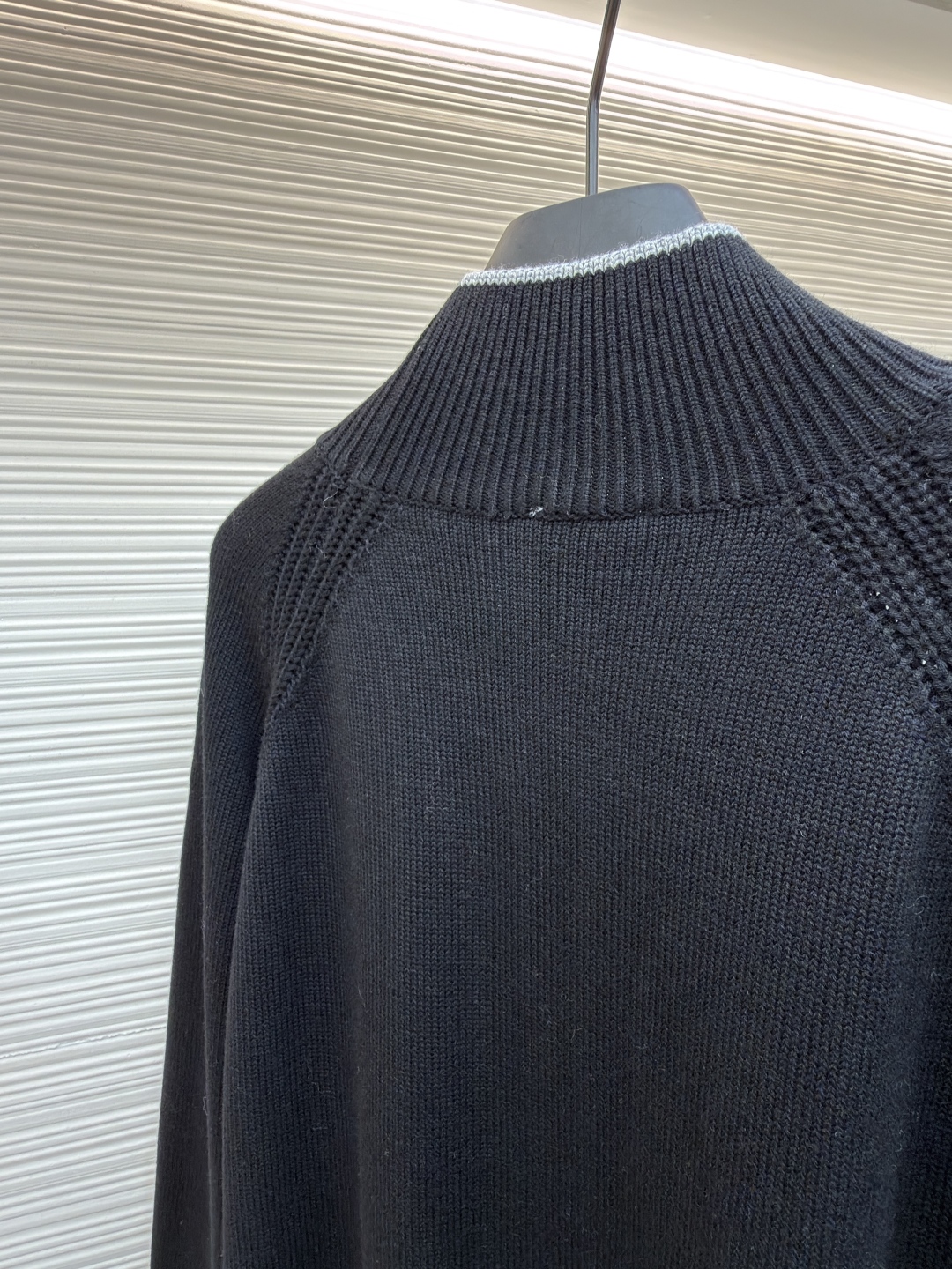 P205 Moncler蒙口徽标高领长袖毛衣
●原版:4264购入开发
●货号:1681462-A75
●面料:羊毛混纺面料
●工艺:针织制作
●颜色:黑色
●版型:合身版型
●克重:约800克
●尺码:S-M-L-XL
●描述:该毛衣采用高领针织工艺,领口纹理紧密且富有弹性,既保暖又具造型感。细节工艺上,肩部运用镂空针织拼接工艺,纹理细腻且层次分明,增强了衣身的设计感;袖口与下摆的撞色罗纹工艺,与主体色调形成柔和对比,提升了整体的精致度;左臂的品牌徽标采用立体刺绣工艺,针法精密,彰显品牌辨识度。选用优质针织面料,经精细编织工艺打造,穿着亲肤舒适且版型挺括。从领口的保暖设计到刺绣的细节呈现,每一处工艺都体现出品牌对品质与时尚的双重追求,是一件兼具实用性与设计感的秋冬单品。原版购入开发,订色订染,随意对比市面任意版本!