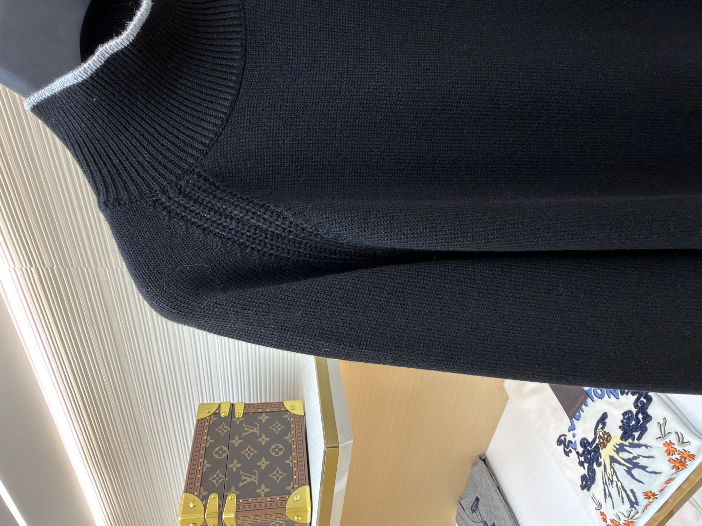 P205 Moncler蒙口徽标高领长袖毛衣
●原版:4264购入开发
●货号:1681462-A75
●面料:羊毛混纺面料
●工艺:针织制作
●颜色:黑色
●版型:合身版型
●克重:约800克
●尺码:S-M-L-XL
●描述:该毛衣采用高领针织工艺,领口纹理紧密且富有弹性,既保暖又具造型感。细节工艺上,肩部运用镂空针织拼接工艺,纹理细腻且层次分明,增强了衣身的设计感;袖口与下摆的撞色罗纹工艺,与主体色调形成柔和对比,提升了整体的精致度;左臂的品牌徽标采用立体刺绣工艺,针法精密,彰显品牌辨识度。选用优质针织面料,经精细编织工艺打造,穿着亲肤舒适且版型挺括。从领口的保暖设计到刺绣的细节呈现,每一处工艺都体现出品牌对品质与时尚的双重追求,是一件兼具实用性与设计感的秋冬单品。原版购入开发,订色订染,随意对比市面任意版本!