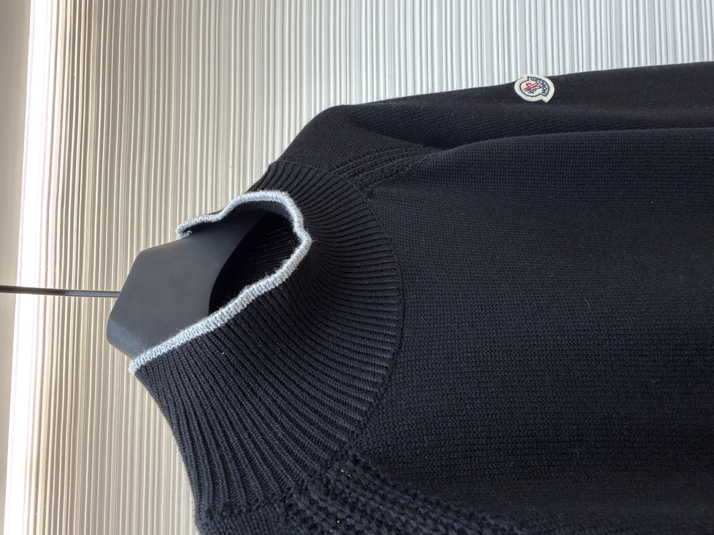 P205 Moncler蒙口徽标高领长袖毛衣
●原版:4264购入开发
●货号:1681462-A75
●面料:羊毛混纺面料
●工艺:针织制作
●颜色:黑色
●版型:合身版型
●克重:约800克
●尺码:S-M-L-XL
●描述:该毛衣采用高领针织工艺,领口纹理紧密且富有弹性,既保暖又具造型感。细节工艺上,肩部运用镂空针织拼接工艺,纹理细腻且层次分明,增强了衣身的设计感;袖口与下摆的撞色罗纹工艺,与主体色调形成柔和对比,提升了整体的精致度;左臂的品牌徽标采用立体刺绣工艺,针法精密,彰显品牌辨识度。选用优质针织面料,经精细编织工艺打造,穿着亲肤舒适且版型挺括。从领口的保暖设计到刺绣的细节呈现,每一处工艺都体现出品牌对品质与时尚的双重追求,是一件兼具实用性与设计感的秋冬单品。原版购入开发,订色订染,随意对比市面任意版本!