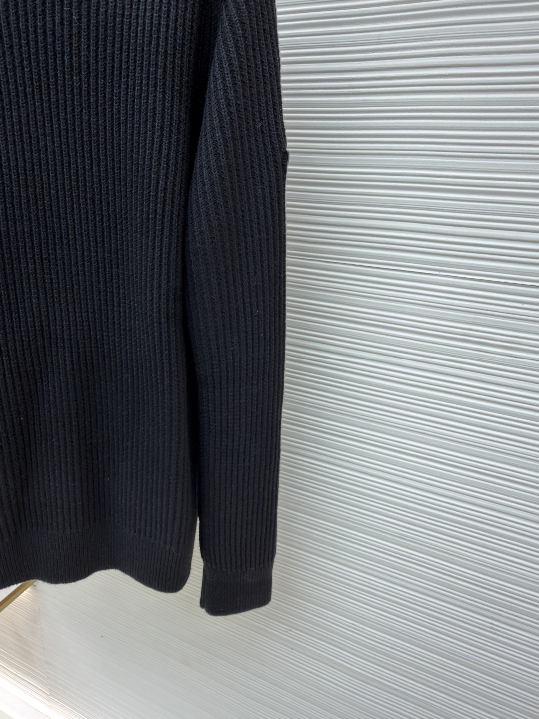 P205 Moncler蒙口 领口三条杠针织毛衣
●原版:4766购入开发
●货号:1681463-A75
●面料:全棉面料
●工艺:粗针针织制作
●颜色:黑色
●版型:合身版型
●克重:约895克
●尺码:S-M-L-XL
●描述:该毛衣采用粗针针织工艺,选用质感上乘的纱线编织,衣身纹理粗犷且富有质感,营造出复古休闲的风格。细节工艺上,领口处的撞色织带工艺是点睛之笔,与主色形成鲜明对比,提升品牌辨识度;左臂的品牌徽标采用立体刺绣工艺,针法精密,质感突出;衣身的立体针织纹理工艺,让整体版型挺括且富有层次。选用优质针织面料,经精细编织工艺打造,穿着亲肤舒适且保暖性佳。从粗针编织的整体质感,到织带、刺绣的细节处理,每一处工艺都体现出品牌对品质与设计的双重追求,是一件兼具实用性与时尚感的秋冬单品。整体走线平直细腻,面料舒适柔软,颜色一致无色差 能与同款搭配营造时尚造型,驾驭各种场合,定制辅料,三标齐全,男女同款!