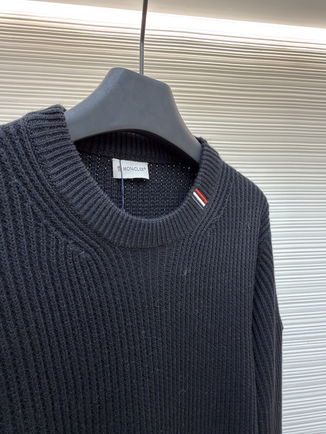 P205 Moncler蒙口 领口三条杠针织毛衣
●原版:4766购入开发
●货号:1681463-A75
●面料:全棉面料
●工艺:粗针针织制作
●颜色:黑色
●版型:合身版型
●克重:约895克
●尺码:S-M-L-XL
●描述:该毛衣采用粗针针织工艺,选用质感上乘的纱线编织,衣身纹理粗犷且富有质感,营造出复古休闲的风格。细节工艺上,领口处的撞色织带工艺是点睛之笔,与主色形成鲜明对比,提升品牌辨识度;左臂的品牌徽标采用立体刺绣工艺,针法精密,质感突出;衣身的立体针织纹理工艺,让整体版型挺括且富有层次。选用优质针织面料,经精细编织工艺打造,穿着亲肤舒适且保暖性佳。从粗针编织的整体质感,到织带、刺绣的细节处理,每一处工艺都体现出品牌对品质与设计的双重追求,是一件兼具实用性与时尚感的秋冬单品。整体走线平直细腻,面料舒适柔软,颜色一致无色差 能与同款搭配营造时尚造型,驾驭各种场合,定制辅料,三标齐全,男女同款!