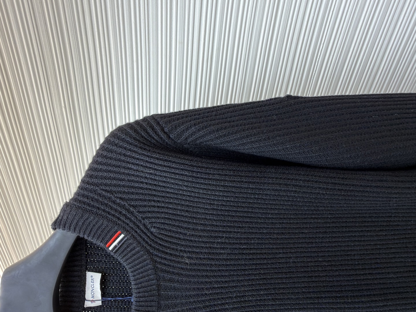 P205 Moncler蒙口 领口三条杠针织毛衣
●原版:4766购入开发
●货号:1681463-A75
●面料:全棉面料
●工艺:粗针针织制作
●颜色:黑色
●版型:合身版型
●克重:约895克
●尺码:S-M-L-XL
●描述:该毛衣采用粗针针织工艺,选用质感上乘的纱线编织,衣身纹理粗犷且富有质感,营造出复古休闲的风格。细节工艺上,领口处的撞色织带工艺是点睛之笔,与主色形成鲜明对比,提升品牌辨识度;左臂的品牌徽标采用立体刺绣工艺,针法精密,质感突出;衣身的立体针织纹理工艺,让整体版型挺括且富有层次。选用优质针织面料,经精细编织工艺打造,穿着亲肤舒适且保暖性佳。从粗针编织的整体质感,到织带、刺绣的细节处理,每一处工艺都体现出品牌对品质与设计的双重追求,是一件兼具实用性与时尚感的秋冬单品。整体走线平直细腻,面料舒适柔软,颜色一致无色差 能与同款搭配营造时尚造型,驾驭各种场合,定制辅料,三标齐全,男女同款!