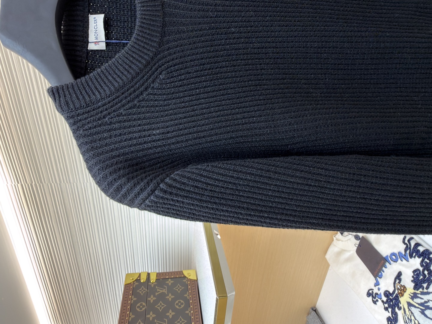 P205 Moncler蒙口 领口三条杠针织毛衣
●原版:4766购入开发
●货号:1681463-A75
●面料:全棉面料
●工艺:粗针针织制作
●颜色:黑色
●版型:合身版型
●克重:约895克
●尺码:S-M-L-XL
●描述:该毛衣采用粗针针织工艺,选用质感上乘的纱线编织,衣身纹理粗犷且富有质感,营造出复古休闲的风格。细节工艺上,领口处的撞色织带工艺是点睛之笔,与主色形成鲜明对比,提升品牌辨识度;左臂的品牌徽标采用立体刺绣工艺,针法精密,质感突出;衣身的立体针织纹理工艺,让整体版型挺括且富有层次。选用优质针织面料,经精细编织工艺打造,穿着亲肤舒适且保暖性佳。从粗针编织的整体质感,到织带、刺绣的细节处理,每一处工艺都体现出品牌对品质与设计的双重追求,是一件兼具实用性与时尚感的秋冬单品。整体走线平直细腻,面料舒适柔软,颜色一致无色差 能与同款搭配营造时尚造型,驾驭各种场合,定制辅料,三标齐全,男女同款!