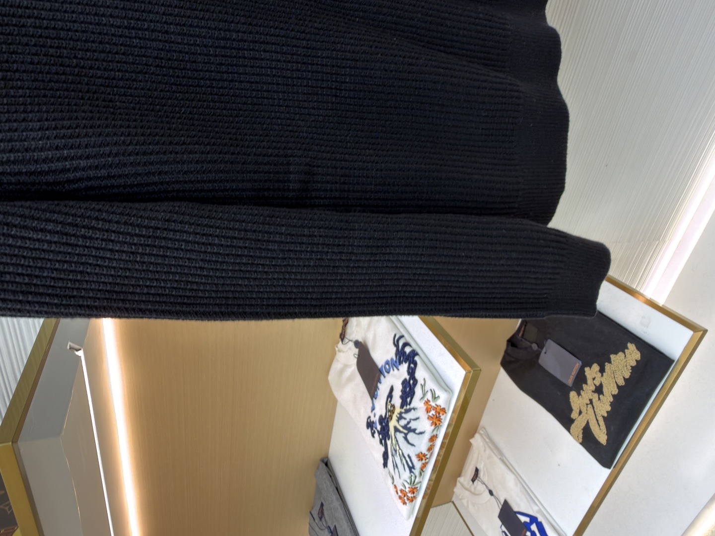 P205 Moncler蒙口 领口三条杠针织毛衣
●原版:4766购入开发
●货号:1681463-A75
●面料:全棉面料
●工艺:粗针针织制作
●颜色:黑色
●版型:合身版型
●克重:约895克
●尺码:S-M-L-XL
●描述:该毛衣采用粗针针织工艺,选用质感上乘的纱线编织,衣身纹理粗犷且富有质感,营造出复古休闲的风格。细节工艺上,领口处的撞色织带工艺是点睛之笔,与主色形成鲜明对比,提升品牌辨识度;左臂的品牌徽标采用立体刺绣工艺,针法精密,质感突出;衣身的立体针织纹理工艺,让整体版型挺括且富有层次。选用优质针织面料,经精细编织工艺打造,穿着亲肤舒适且保暖性佳。从粗针编织的整体质感,到织带、刺绣的细节处理,每一处工艺都体现出品牌对品质与设计的双重追求,是一件兼具实用性与时尚感的秋冬单品。整体走线平直细腻,面料舒适柔软,颜色一致无色差 能与同款搭配营造时尚造型,驾驭各种场合,定制辅料,三标齐全,男女同款!