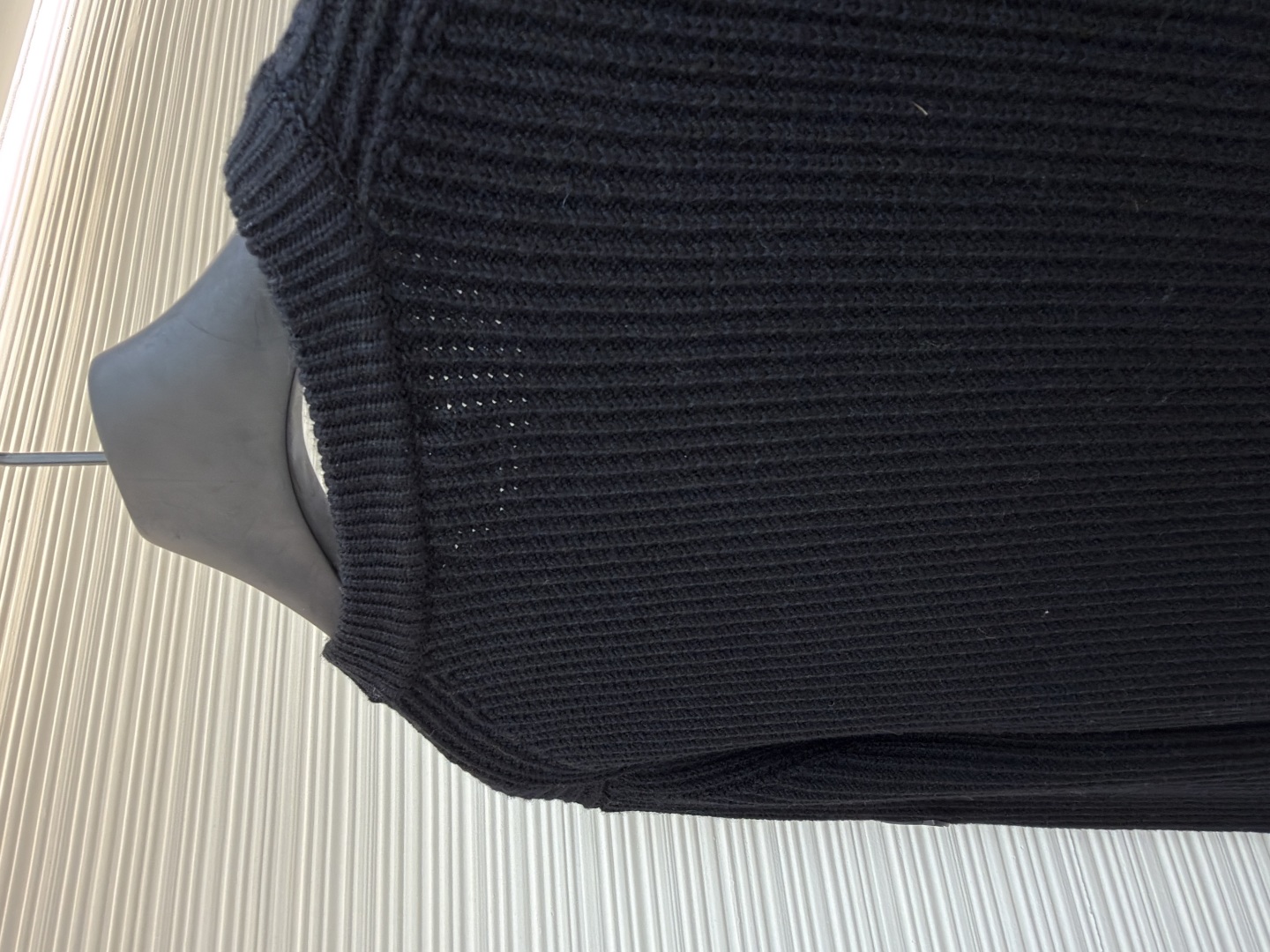 P205 Moncler蒙口 领口三条杠针织毛衣
●原版:4766购入开发
●货号:1681463-A75
●面料:全棉面料
●工艺:粗针针织制作
●颜色:黑色
●版型:合身版型
●克重:约895克
●尺码:S-M-L-XL
●描述:该毛衣采用粗针针织工艺,选用质感上乘的纱线编织,衣身纹理粗犷且富有质感,营造出复古休闲的风格。细节工艺上,领口处的撞色织带工艺是点睛之笔,与主色形成鲜明对比,提升品牌辨识度;左臂的品牌徽标采用立体刺绣工艺,针法精密,质感突出;衣身的立体针织纹理工艺,让整体版型挺括且富有层次。选用优质针织面料,经精细编织工艺打造,穿着亲肤舒适且保暖性佳。从粗针编织的整体质感,到织带、刺绣的细节处理,每一处工艺都体现出品牌对品质与设计的双重追求,是一件兼具实用性与时尚感的秋冬单品。整体走线平直细腻,面料舒适柔软,颜色一致无色差 能与同款搭配营造时尚造型,驾驭各种场合,定制辅料,三标齐全,男女同款!