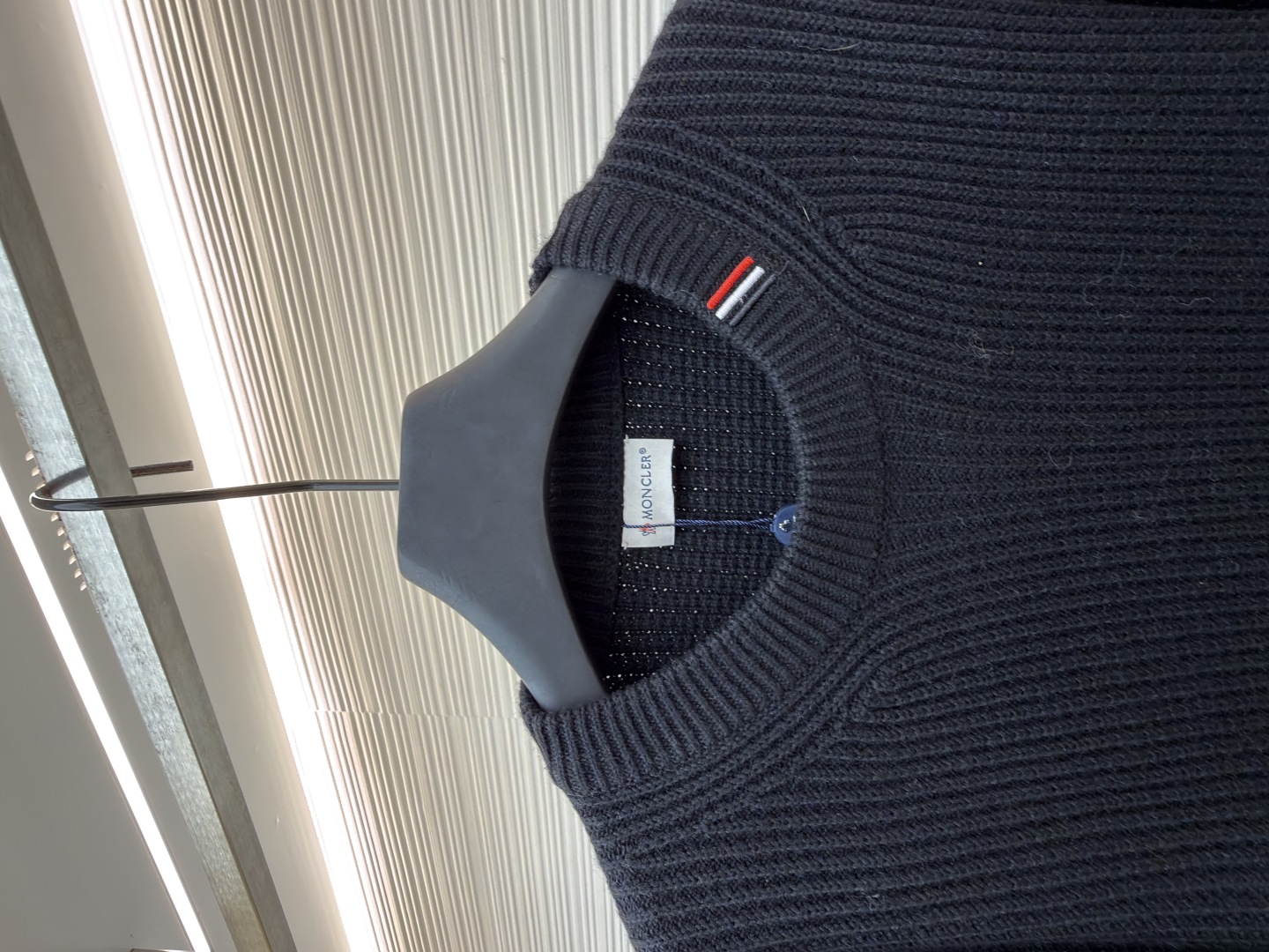 P205 Moncler蒙口 领口三条杠针织毛衣
●原版:4766购入开发
●货号:1681463-A75
●面料:全棉面料
●工艺:粗针针织制作
●颜色:黑色
●版型:合身版型
●克重:约895克
●尺码:S-M-L-XL
●描述:该毛衣采用粗针针织工艺,选用质感上乘的纱线编织,衣身纹理粗犷且富有质感,营造出复古休闲的风格。细节工艺上,领口处的撞色织带工艺是点睛之笔,与主色形成鲜明对比,提升品牌辨识度;左臂的品牌徽标采用立体刺绣工艺,针法精密,质感突出;衣身的立体针织纹理工艺,让整体版型挺括且富有层次。选用优质针织面料,经精细编织工艺打造,穿着亲肤舒适且保暖性佳。从粗针编织的整体质感,到织带、刺绣的细节处理,每一处工艺都体现出品牌对品质与设计的双重追求,是一件兼具实用性与时尚感的秋冬单品。整体走线平直细腻,面料舒适柔软,颜色一致无色差 能与同款搭配营造时尚造型,驾驭各种场合,定制辅料,三标齐全,男女同款!