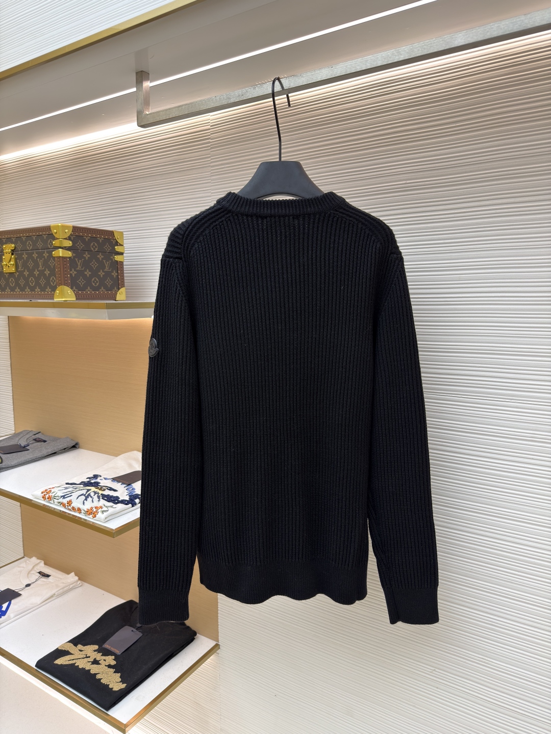 P205 Moncler蒙口 领口三条杠针织毛衣
●原版:4766购入开发
●货号:1681463-A75
●面料:全棉面料
●工艺:粗针针织制作
●颜色:黑色
●版型:合身版型
●克重:约895克
●尺码:S-M-L-XL
●描述:该毛衣采用粗针针织工艺,选用质感上乘的纱线编织,衣身纹理粗犷且富有质感,营造出复古休闲的风格。细节工艺上,领口处的撞色织带工艺是点睛之笔,与主色形成鲜明对比,提升品牌辨识度;左臂的品牌徽标采用立体刺绣工艺,针法精密,质感突出;衣身的立体针织纹理工艺,让整体版型挺括且富有层次。选用优质针织面料,经精细编织工艺打造,穿着亲肤舒适且保暖性佳。从粗针编织的整体质感,到织带、刺绣的细节处理,每一处工艺都体现出品牌对品质与设计的双重追求,是一件兼具实用性与时尚感的秋冬单品。整体走线平直细腻,面料舒适柔软,颜色一致无色差 能与同款搭配营造时尚造型,驾驭各种场合,定制辅料,三标齐全,男女同款!