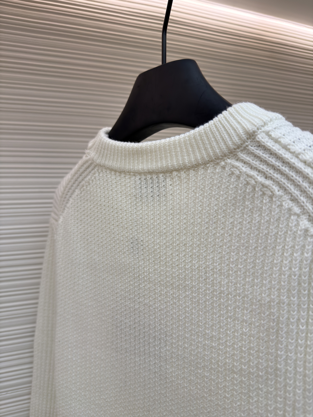 P205 Moncler蒙口 领口三条杠针织毛衣
●原版:5028购入开发
●货号:1681464-A75
●面料:全棉面料
●工艺:粗针针织制作
●颜色:白色
●版型:合身版型
●克重:约900克
●尺码:S-M-L-XL
●描述:该毛衣采用粗针针织工艺,选用质感上乘的纱线编织,衣身纹理粗犷且富有质感,营造出复古休闲的风格。细节工艺上,领口处的撞色织带工艺是点睛之笔,与主色形成鲜明对比,提升品牌辨识度;左臂的品牌徽标采用立体刺绣工艺,针法精密,质感突出;衣身的立体针织纹理工艺,让整体版型挺括且富有层次。选用优质针织面料,经精细编织工艺打造,穿着亲肤舒适且保暖性佳。从粗针编织的整体质感,到织带、刺绣的细节处理,每一处工艺都体现出品牌对品质与设计的双重追求,是一件兼具实用性与时尚感的秋冬单品。整体走线平直细腻,面料舒适柔软,颜色一致无色差 能与同款搭配营造时尚造型,驾驭各种场合,定制辅料,三标齐全,男女同款!