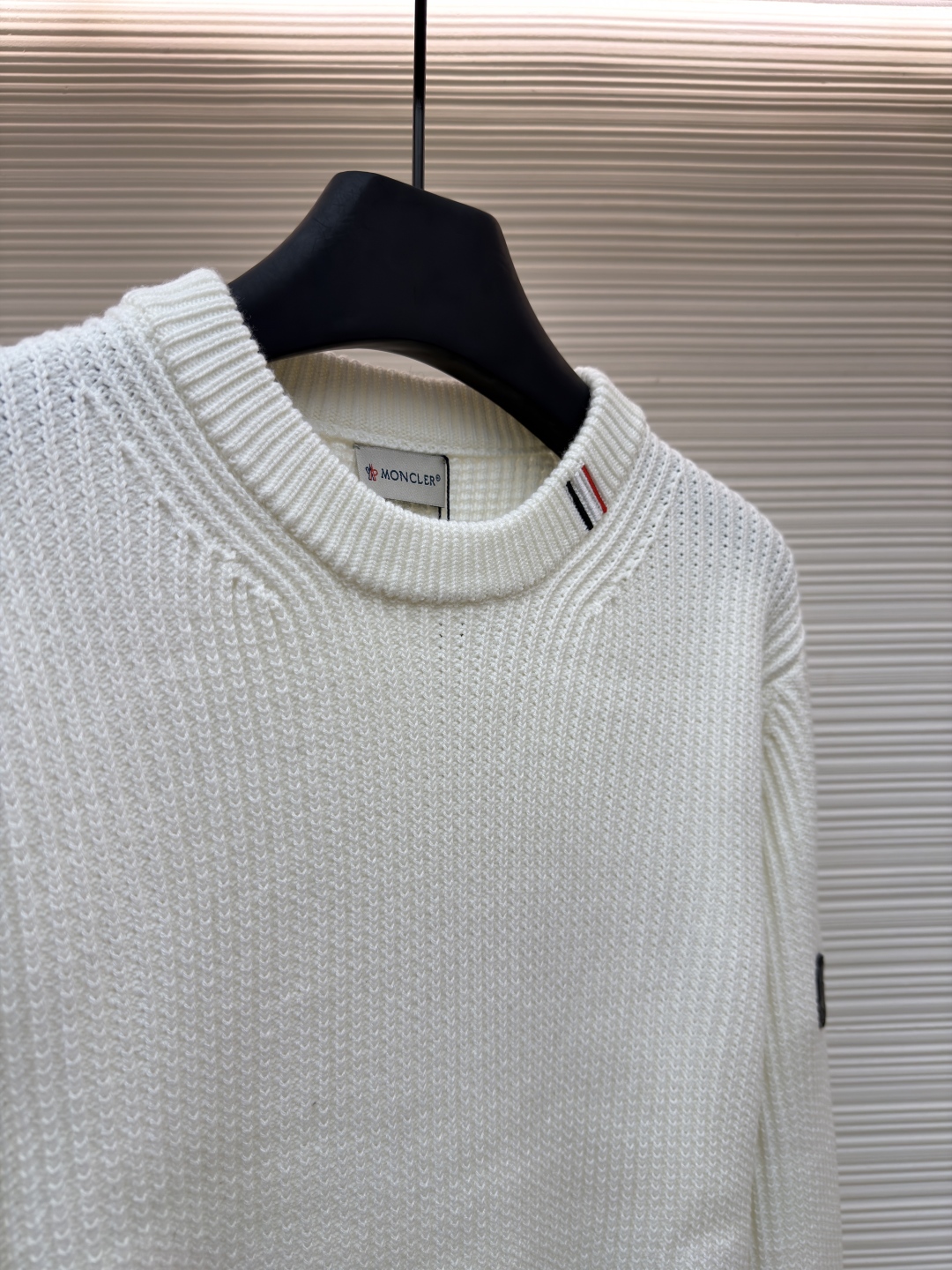 P205 Moncler蒙口 领口三条杠针织毛衣
●原版:5028购入开发
●货号:1681464-A75
●面料:全棉面料
●工艺:粗针针织制作
●颜色:白色
●版型:合身版型
●克重:约900克
●尺码:S-M-L-XL
●描述:该毛衣采用粗针针织工艺,选用质感上乘的纱线编织,衣身纹理粗犷且富有质感,营造出复古休闲的风格。细节工艺上,领口处的撞色织带工艺是点睛之笔,与主色形成鲜明对比,提升品牌辨识度;左臂的品牌徽标采用立体刺绣工艺,针法精密,质感突出;衣身的立体针织纹理工艺,让整体版型挺括且富有层次。选用优质针织面料,经精细编织工艺打造,穿着亲肤舒适且保暖性佳。从粗针编织的整体质感,到织带、刺绣的细节处理,每一处工艺都体现出品牌对品质与设计的双重追求,是一件兼具实用性与时尚感的秋冬单品。整体走线平直细腻,面料舒适柔软,颜色一致无色差 能与同款搭配营造时尚造型,驾驭各种场合,定制辅料,三标齐全,男女同款!